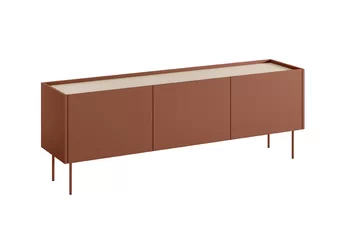 RTV skříňka Desin 170 cm v barvě ceramic red s kovovými nohami a dubovým povrchem