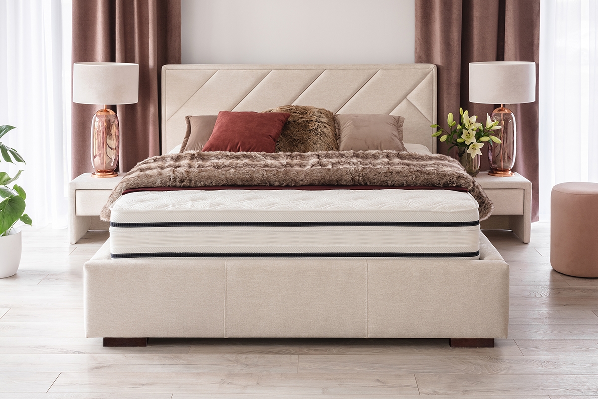 Posteľ čalúnená do  spálne  s úložným priestorom Tiade - 160x200 posteľ z wysokim, miekkim wezglowiem Tiade 