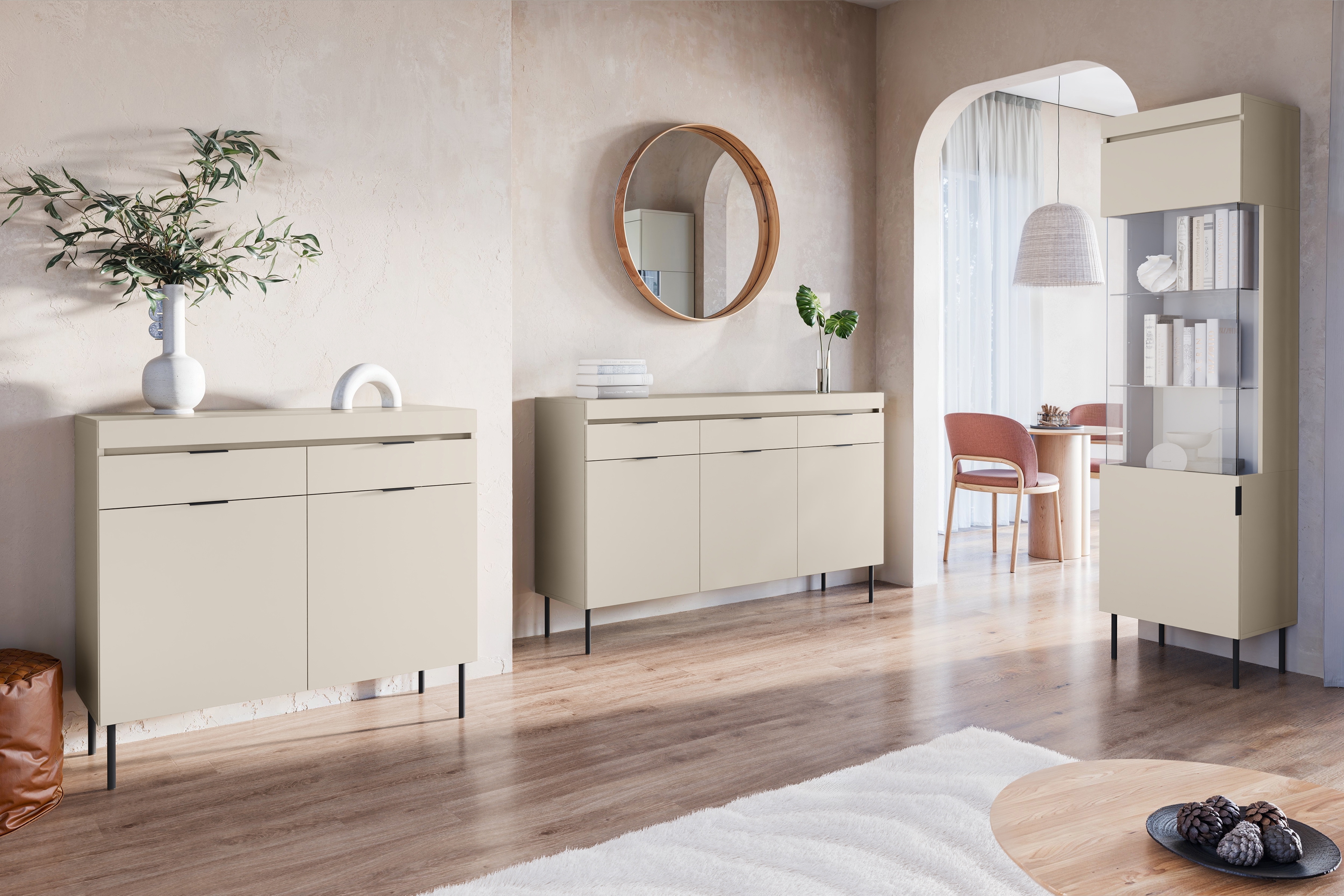 Komoda trojdverová Sentia 157 s tromi zásuvkami - kašmír / Čierny - Výpredaj expozície  Komoda trojdverová Sentia 157 s tromi zásuvkami - kašmír / Čierny - Výpredaj eekspozycji 