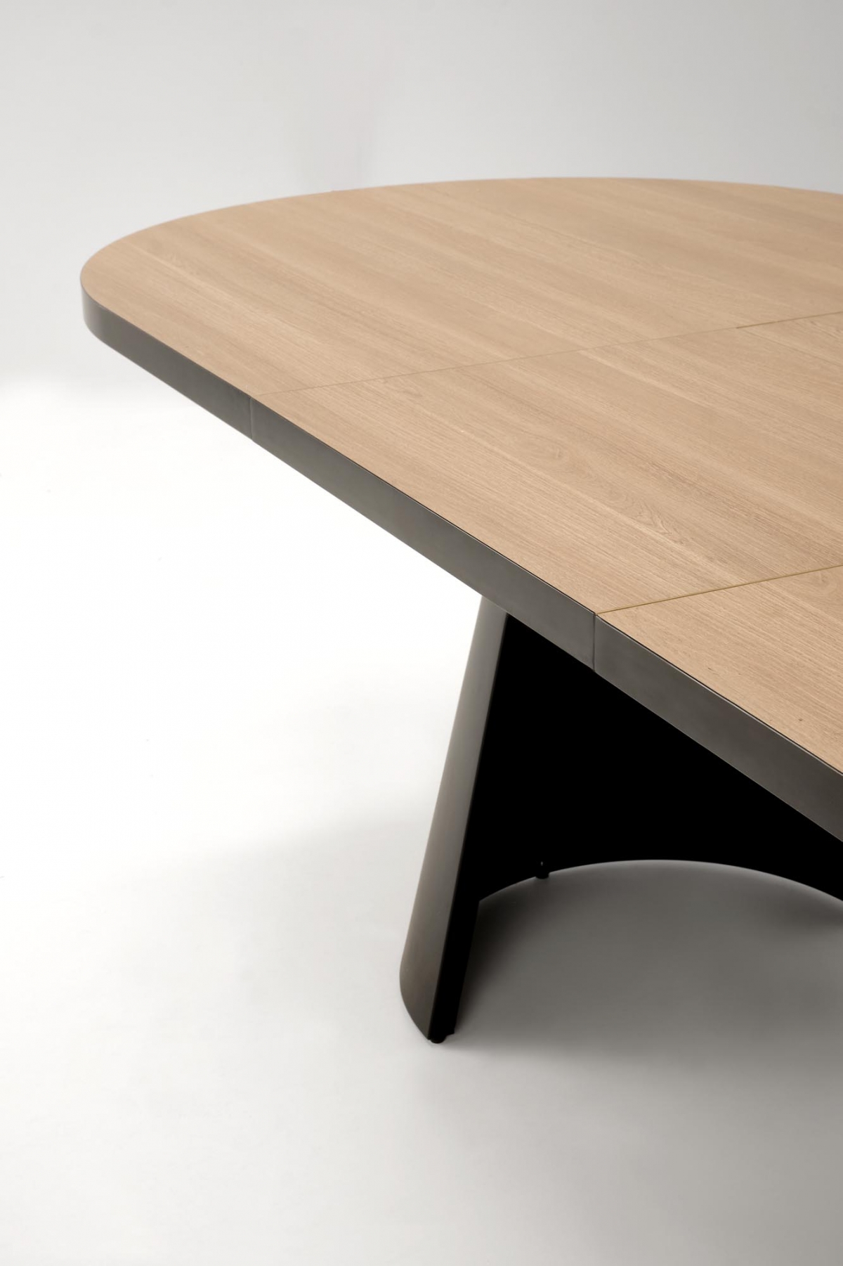 Jídelní set stůl Zavio + 4 židle Cario - přírodní / černá / béžová Stůl rozkladany Zavio se čtyřmi krzeslami tapicerowanymi Arelis  - přírodní/černé nožičky/béžová