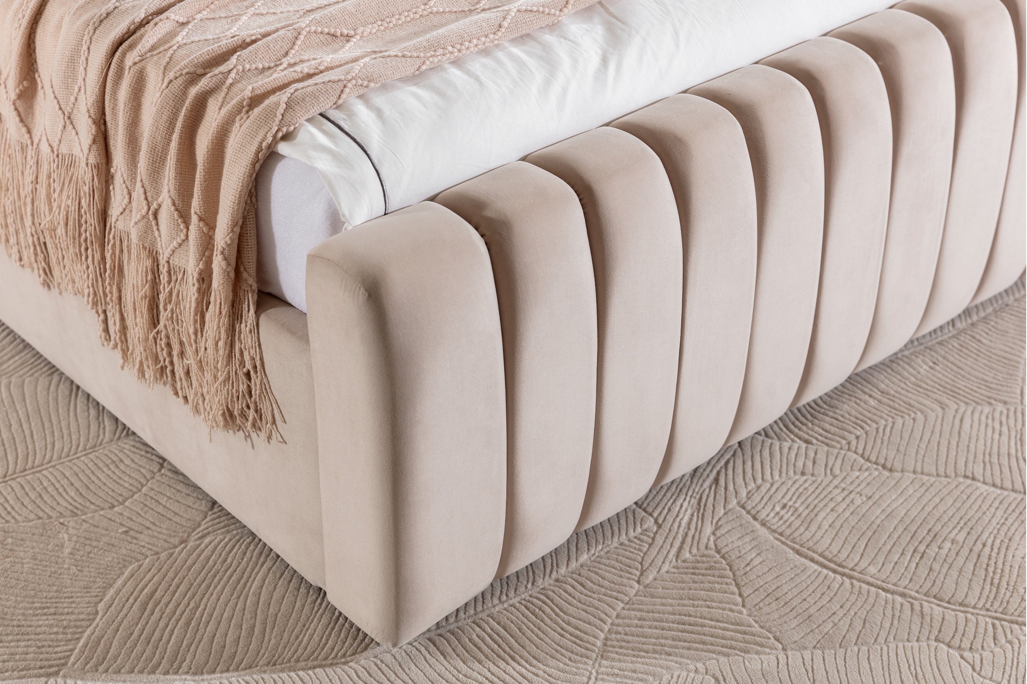 Postel do ložnice Nicole 120x200 s úložným prostorem - béžový samet Velluto 2 Postel pro ložnice Nicole 120x200 s úložným prostorem- béžová samet Velluto 2