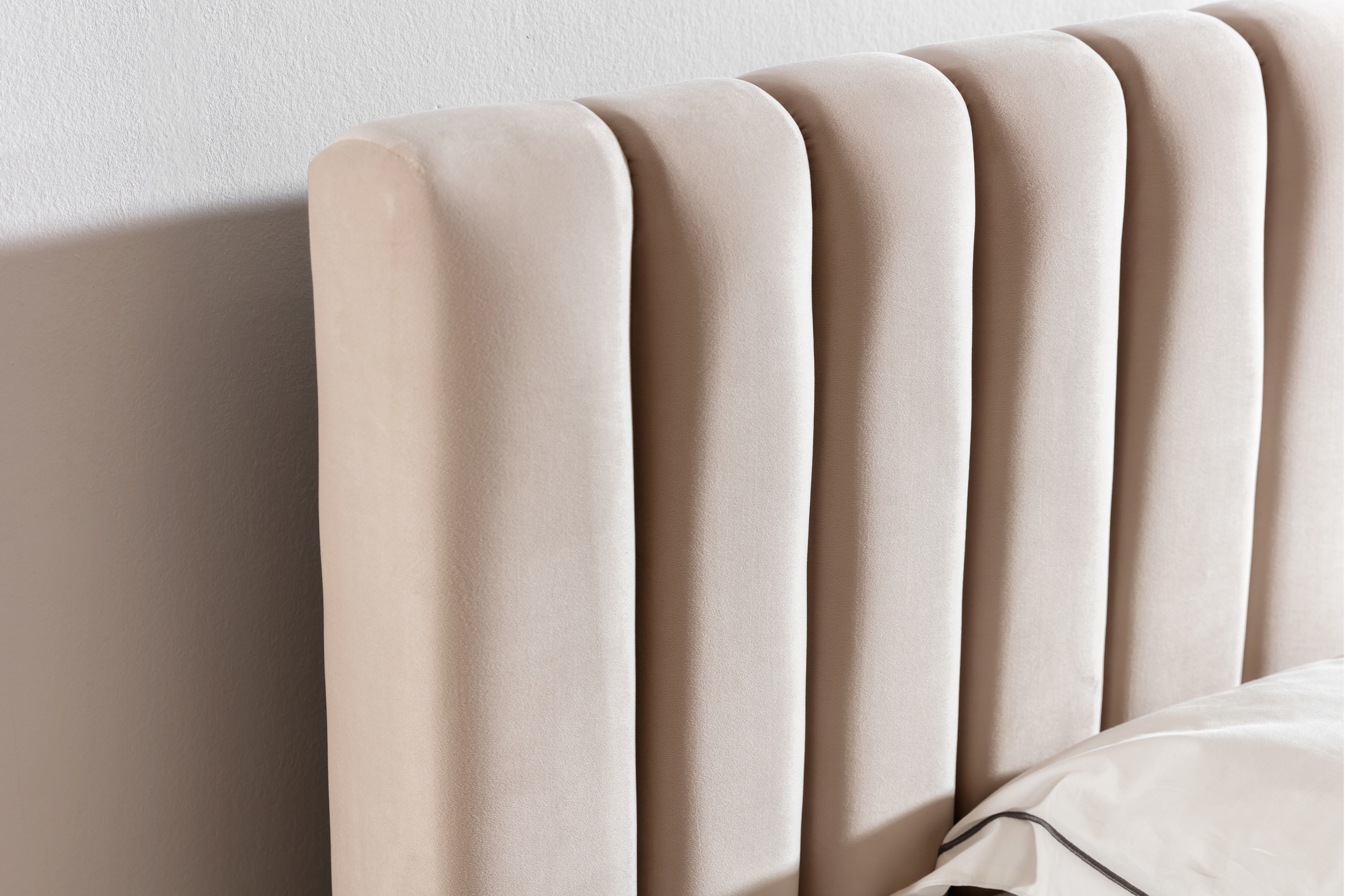 Manželská postel Nicole 140x200 s úložným prostorem - béžový samet Velluto 2 Postel pro ložnice Nicole 140x200 s úložným prostorem- béžová samet Velluto 2