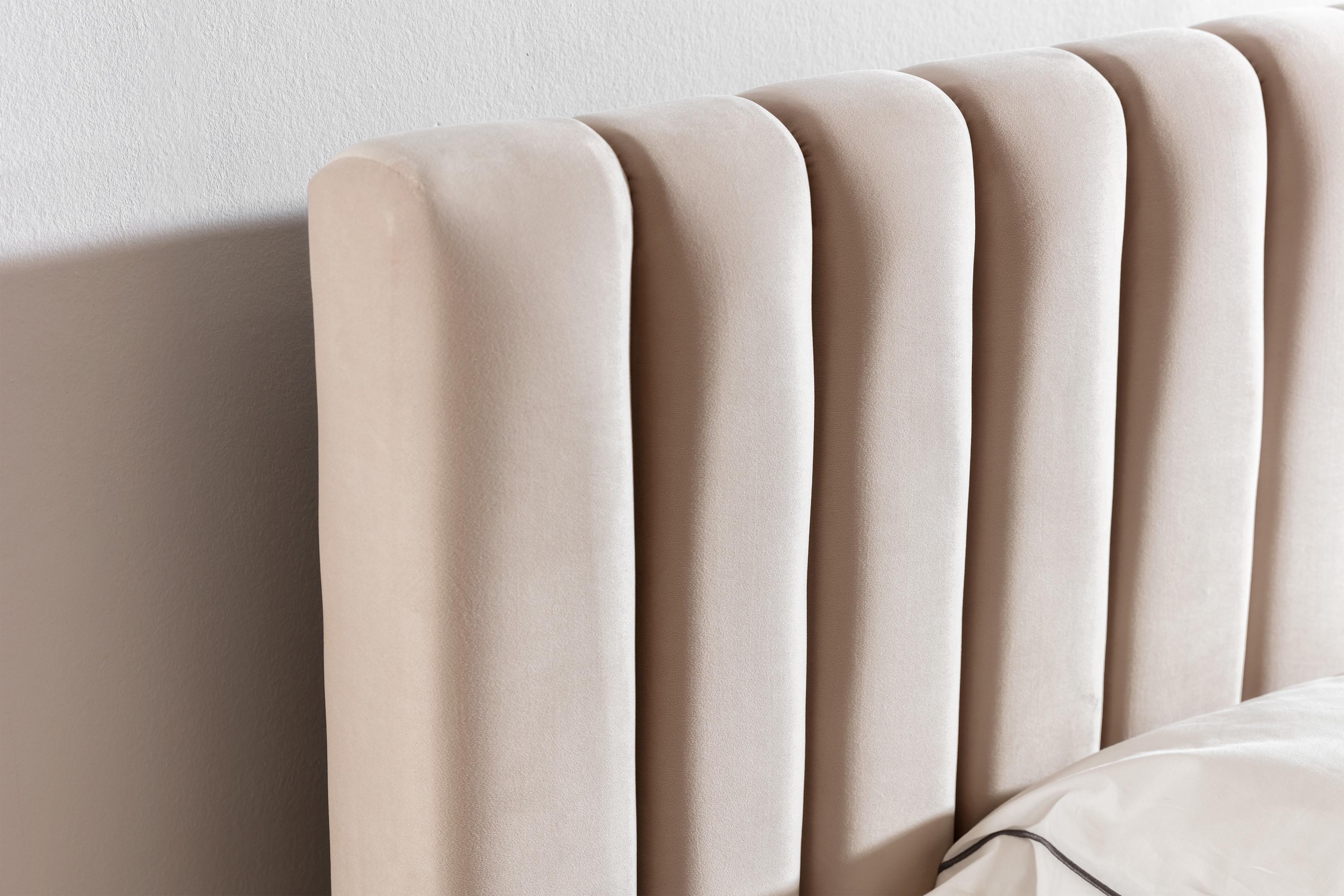 Manželská postel Nicole 160x200 s úložným prostorem - béžový samet Velluto 2 Postel pro ložnice Nicole 160x200 s úložným prostorem- béžová samet Velluto 2