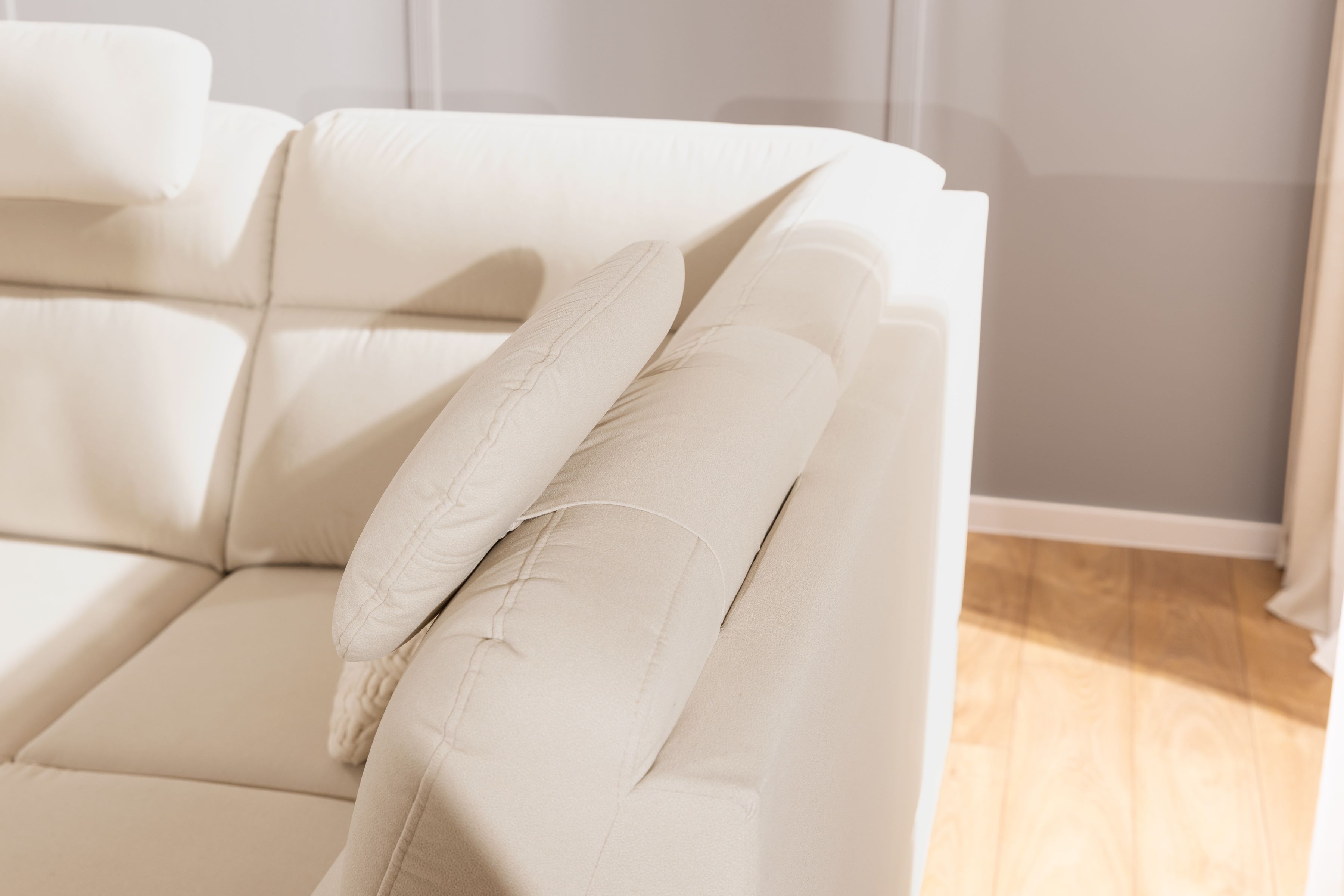 Rohová pohovka Loario L pravá s úzkými boky - krémová látka Sand 03 Rohová sedací souprava Loario L pravá z waskim bokiem - Sand 03