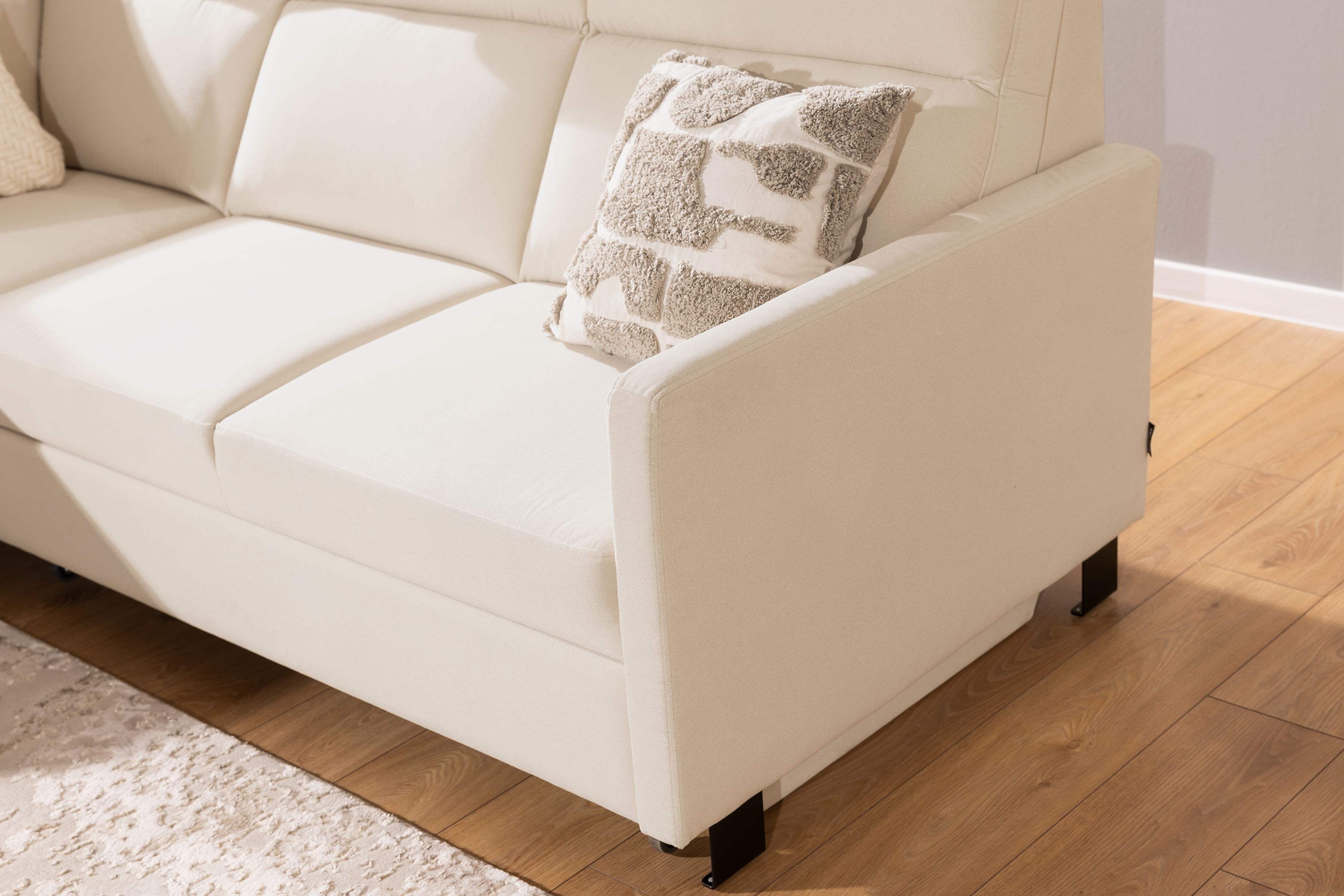 Rohová pohovka Loario L levá s úzkými boky - krémová látka Sand 03 Rohová sedací souprava Loario L levá z waskim bokiem - Sand 03