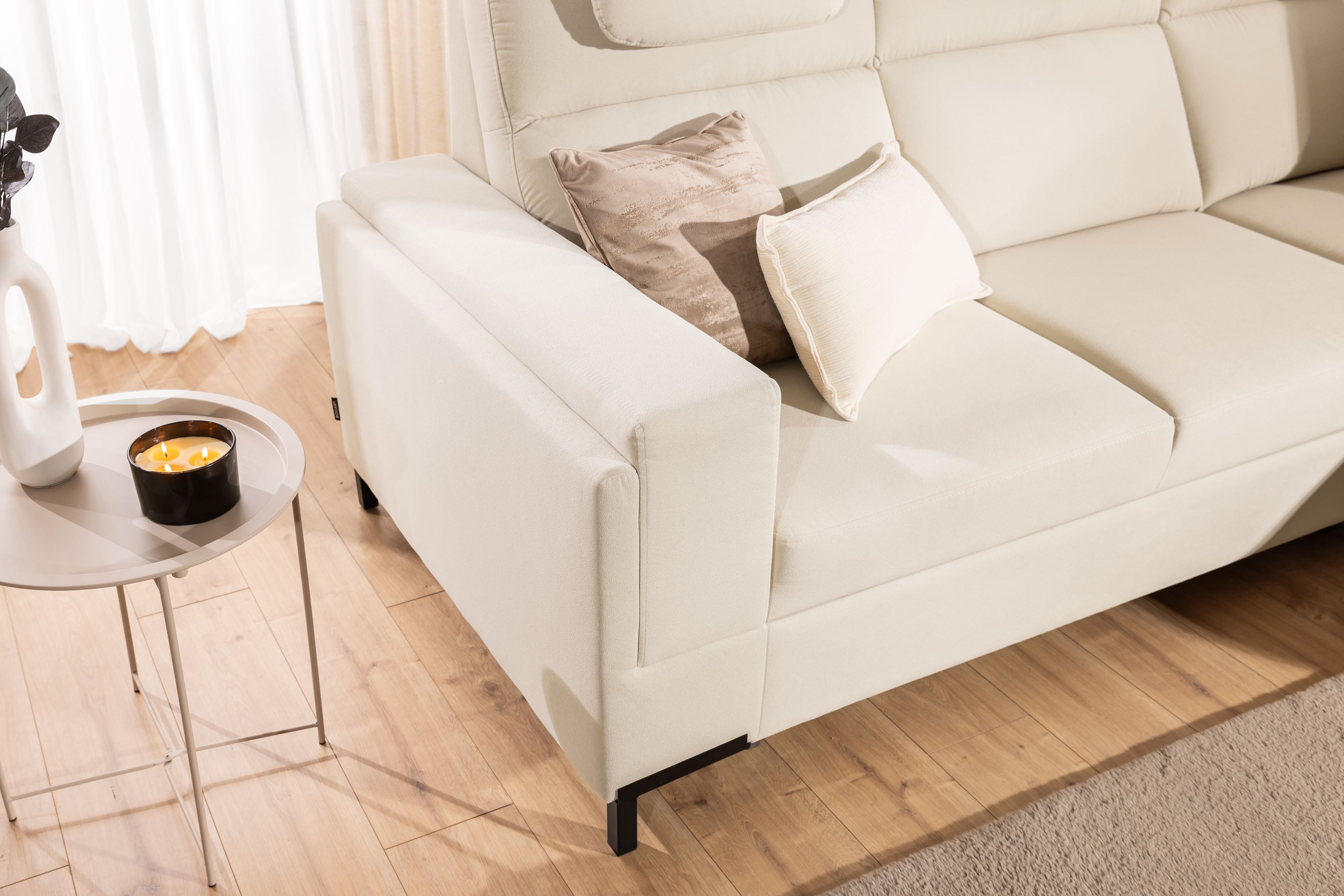 Rohová sedačka Loario L pravostranná so širokým, vyrezaným bokom - krémová látka Sand 03 Rohová sedacia súprava Loario L pravá strana z szerokim, wcietym bokiem - kremowa dzianina Sand 03