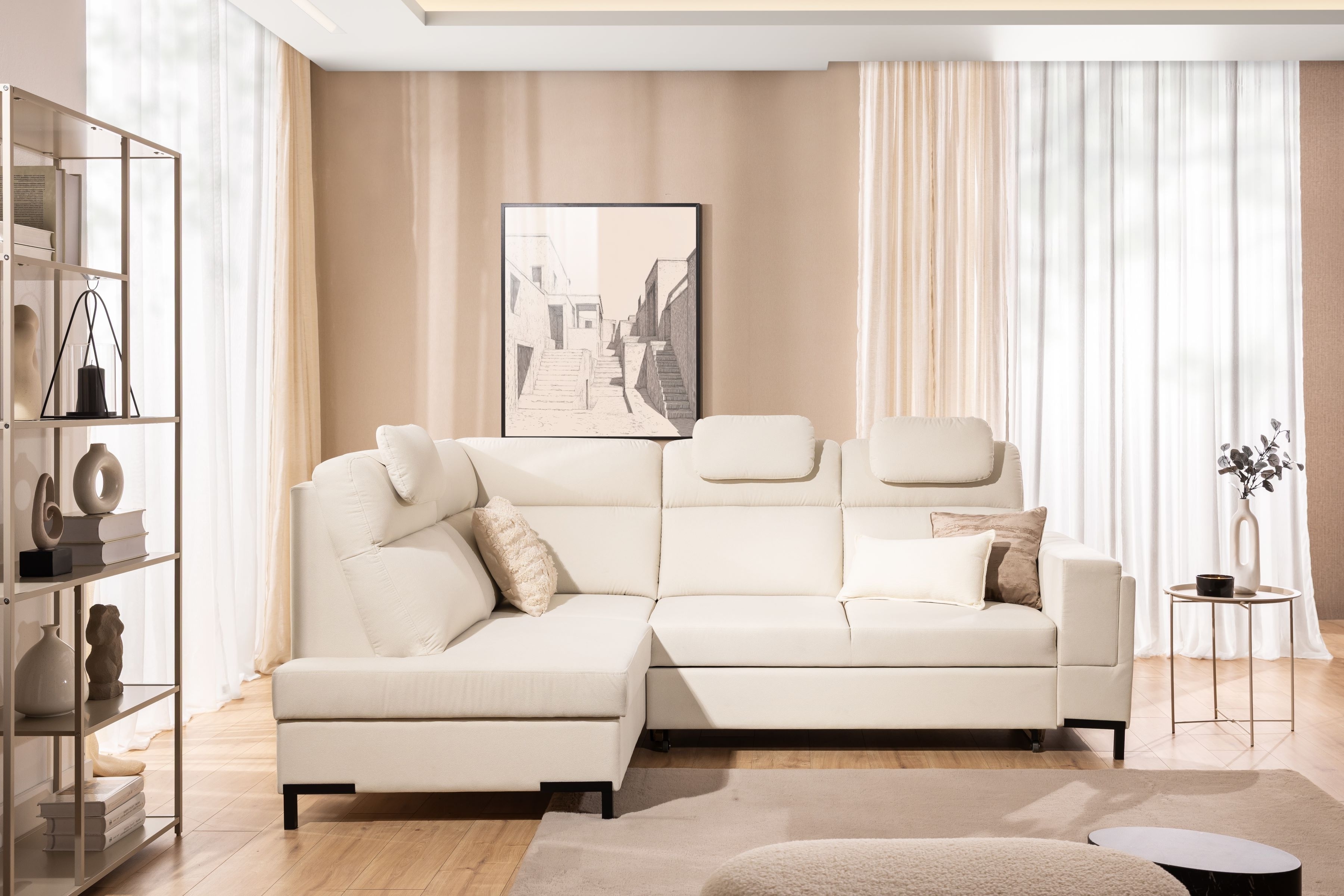 Rohová pohovka Loario L levostranná se širokým, vykrojeným bokem - krémová tkanina Sand 03 Rohová sedací souprava Loario L levá z szerokim, wcietym bokiem - Sand 03