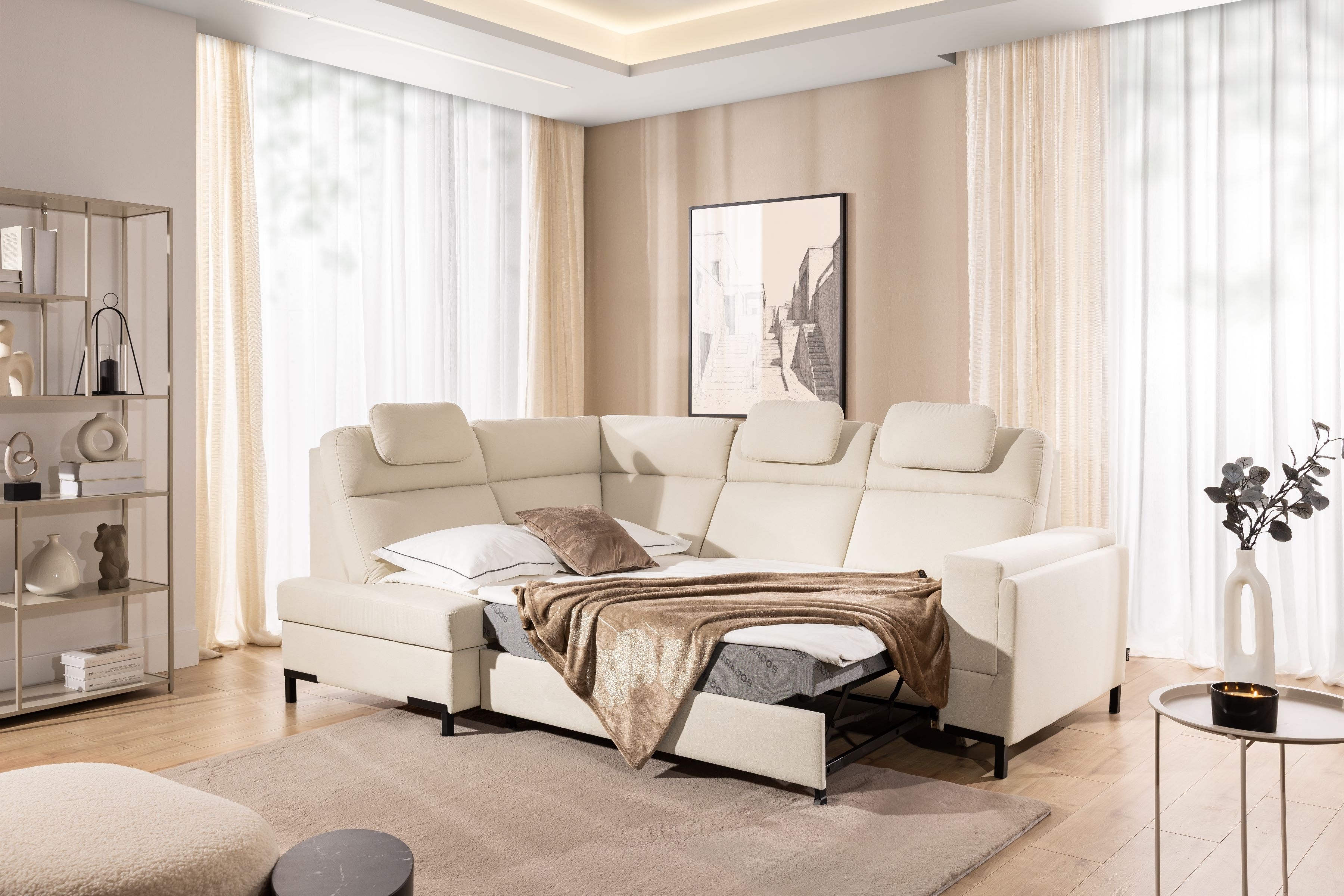 Rohová pohovka Loario L levostranná se širokým, vykrojeným bokem - krémová tkanina Sand 03 Rohová sedací souprava Loario L levá z szerokim, wcietym bokiem - Sand 03