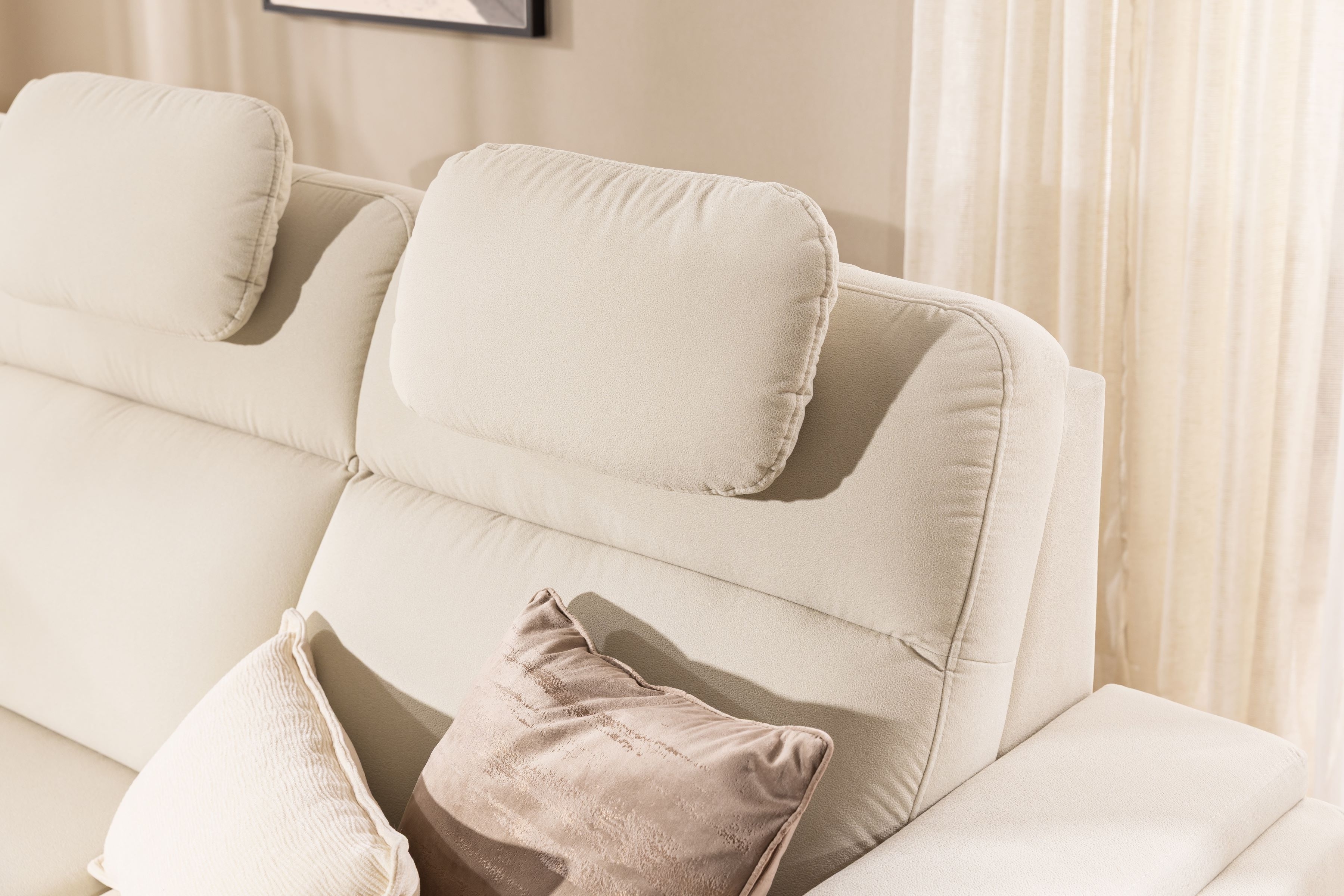 Rohová pohovka Loario L levostranná se širokým, vykrojeným bokem - krémová tkanina Sand 03 Rohová sedací souprava Loario L levá z szerokim, wcietym bokiem - Sand 03