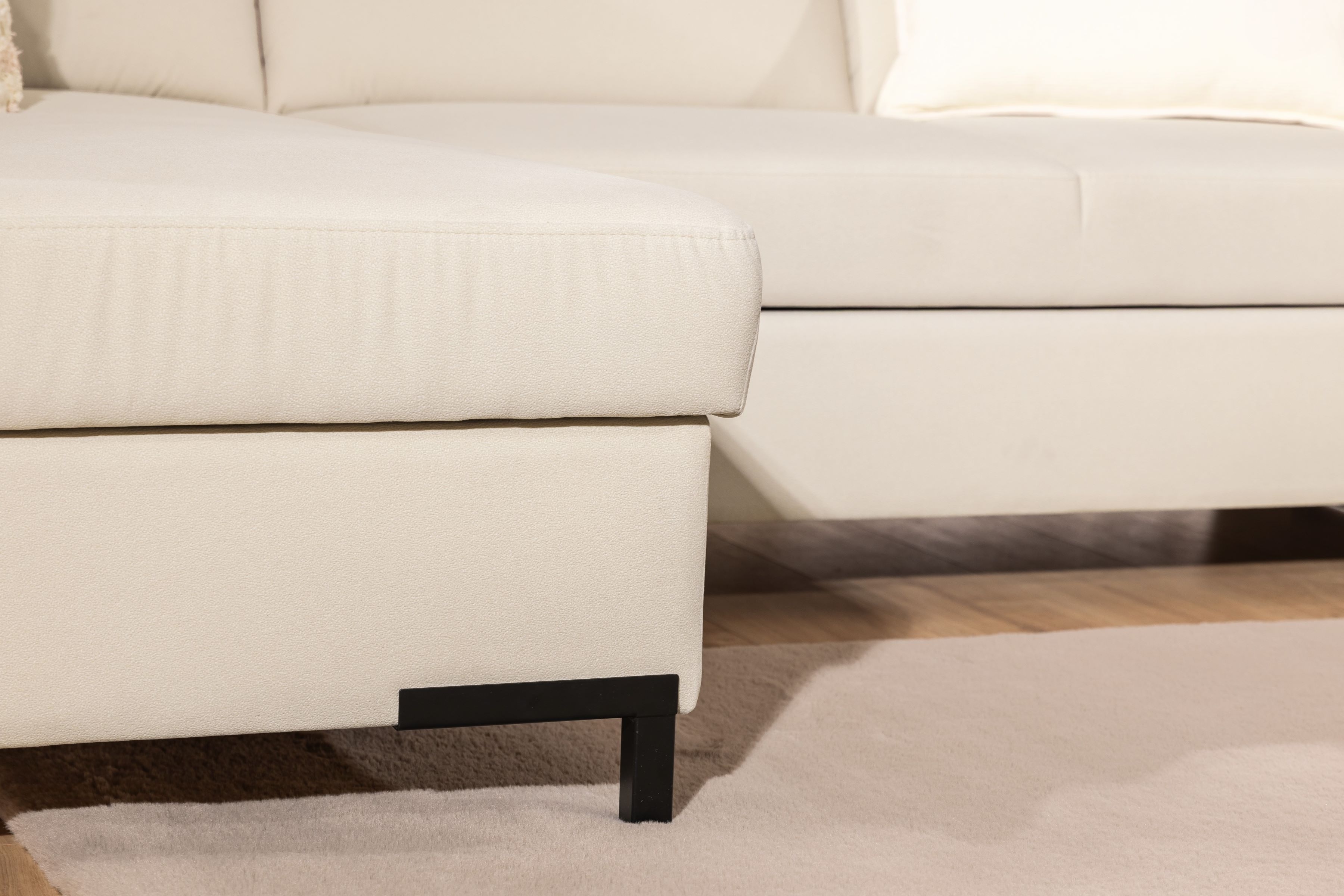 Rohová pohovka Loario L levostranná se širokým, vykrojeným bokem - krémová tkanina Sand 03 Rohová sedací souprava Loario L levá z szerokim, wcietym bokiem - Sand 03