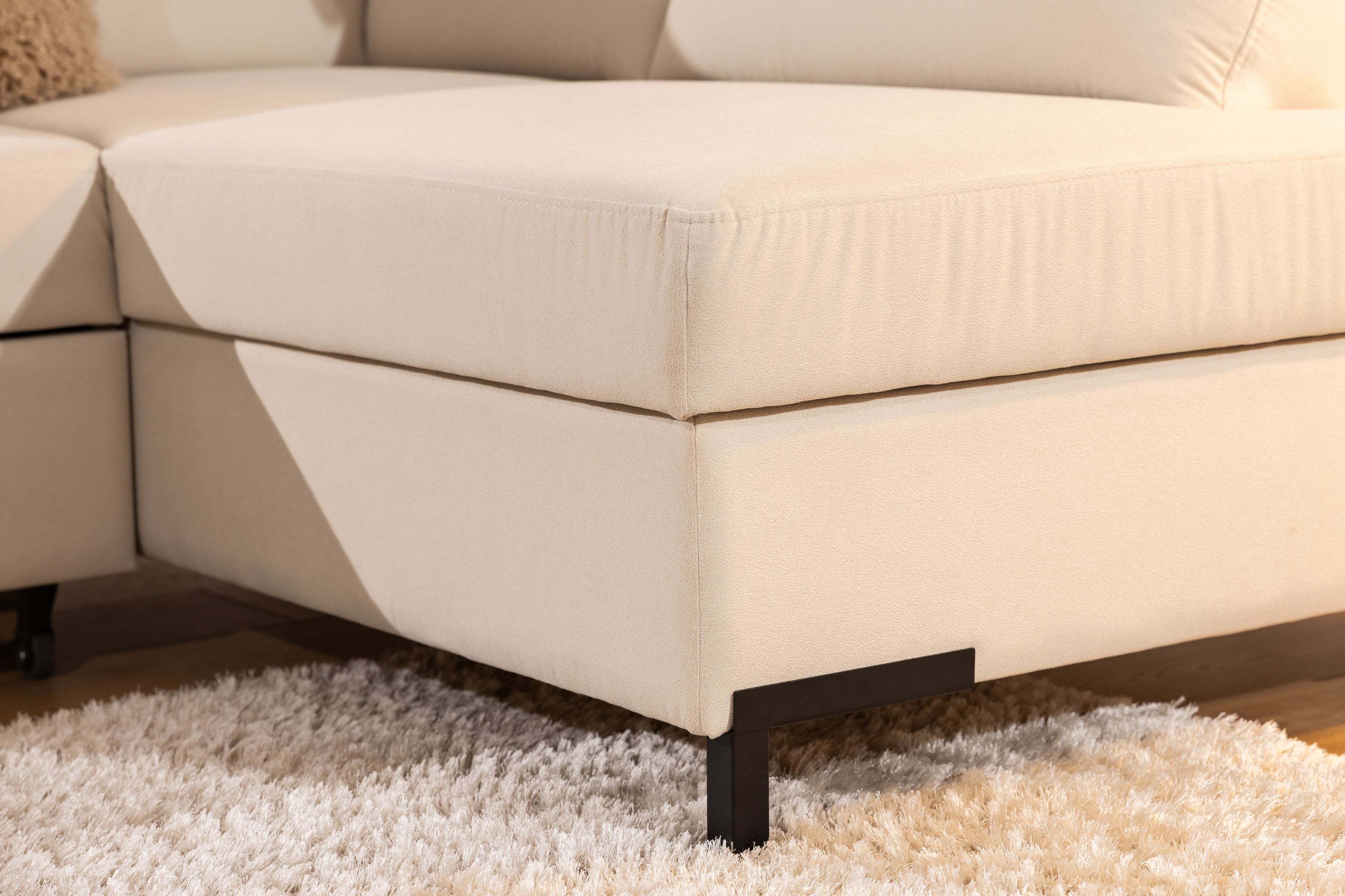 Rohová sedačka Loario L pravostranná se širokým bokem - krémová tkanina Sand 03 Rohová sedací souprava Loario L pravá z szerokim bokiem - Sand 03