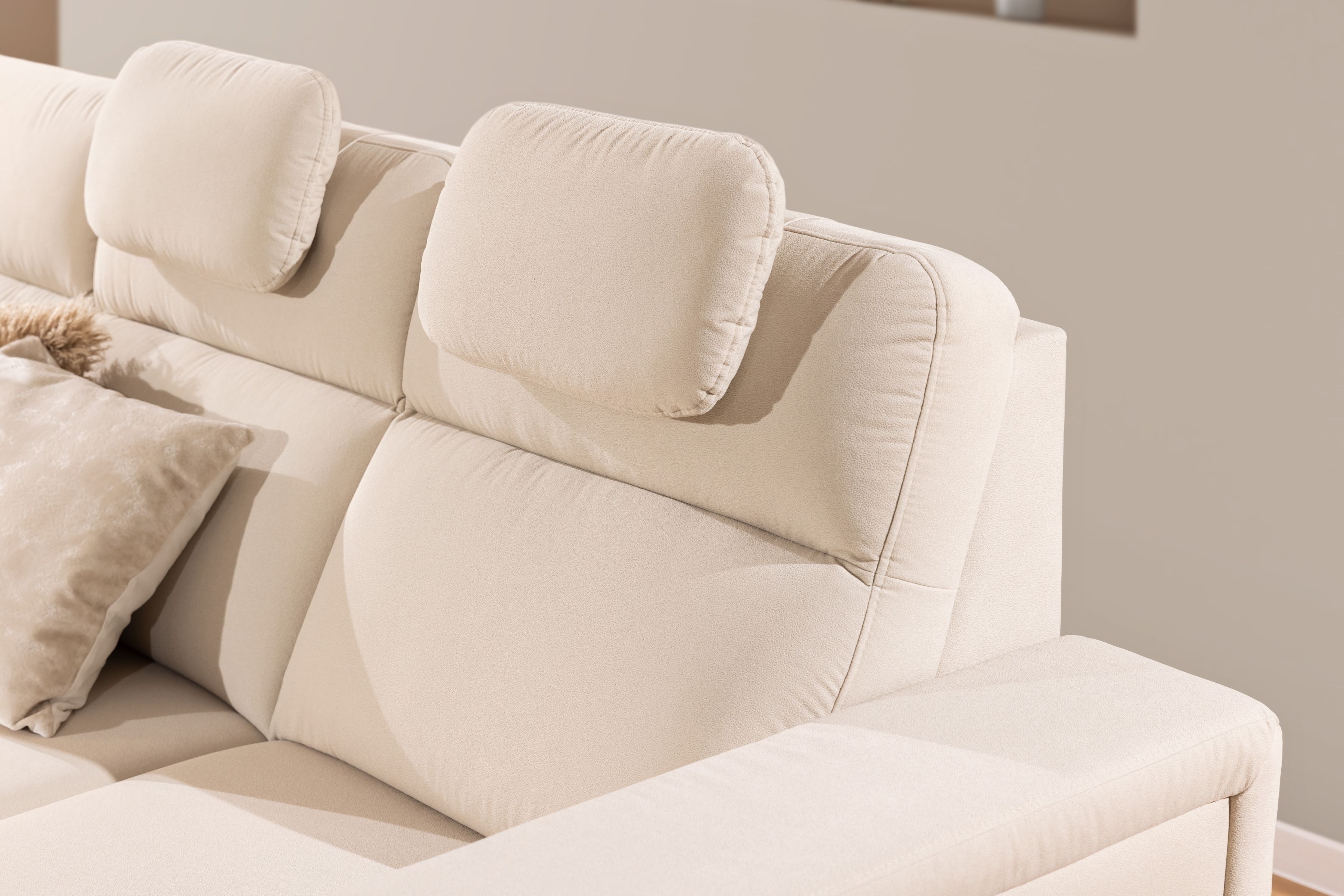 Rohová pohovka Loario L levostranná se širokým bokem - krémová látka Sand 03 Rohová sedací souprava Loario L levá z szerokim bokiem - Sand 03