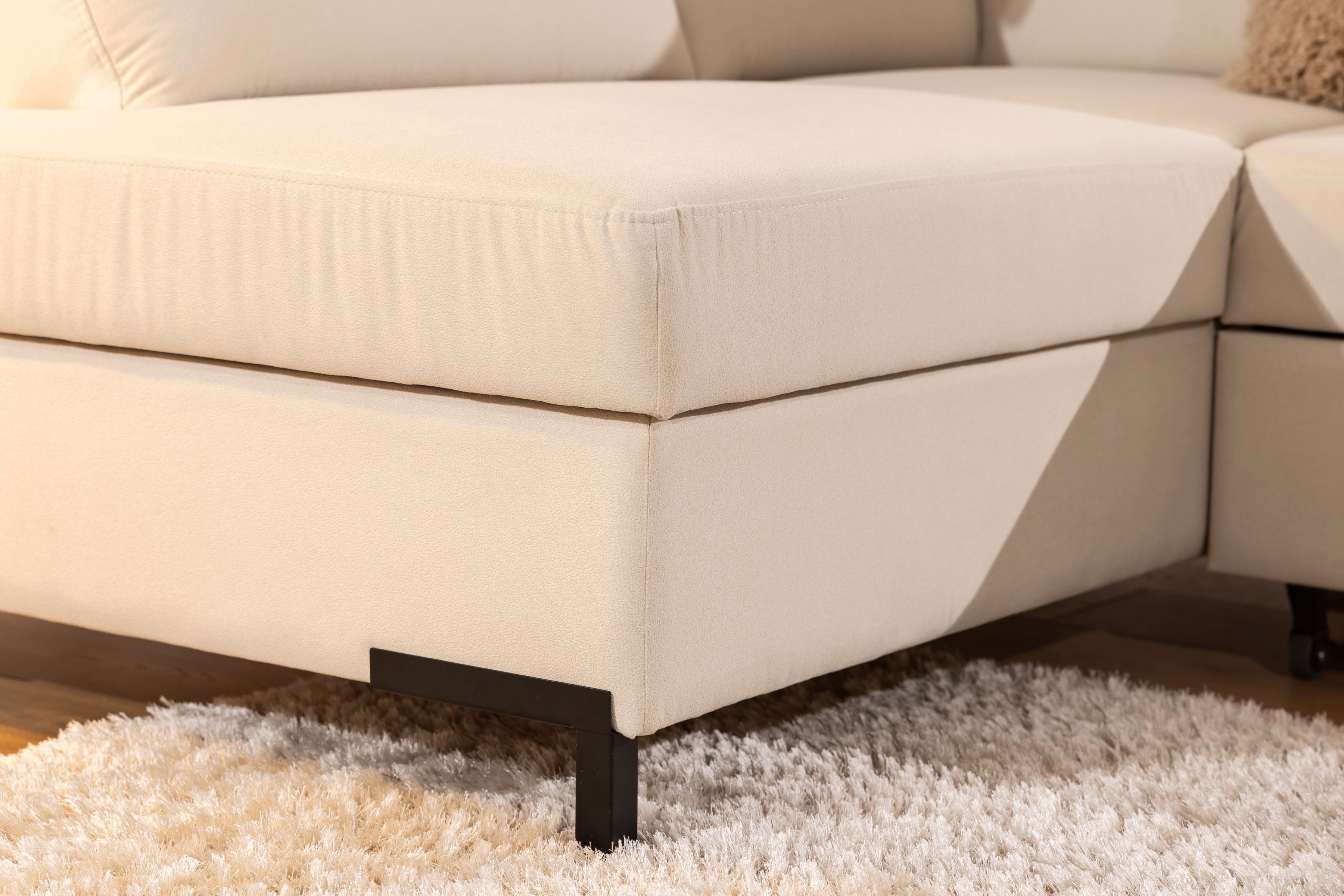 Rohová pohovka Loario L levostranná se širokým bokem - krémová látka Sand 03 Rohová sedací souprava Loario L levá z szerokim bokiem - Sand 03