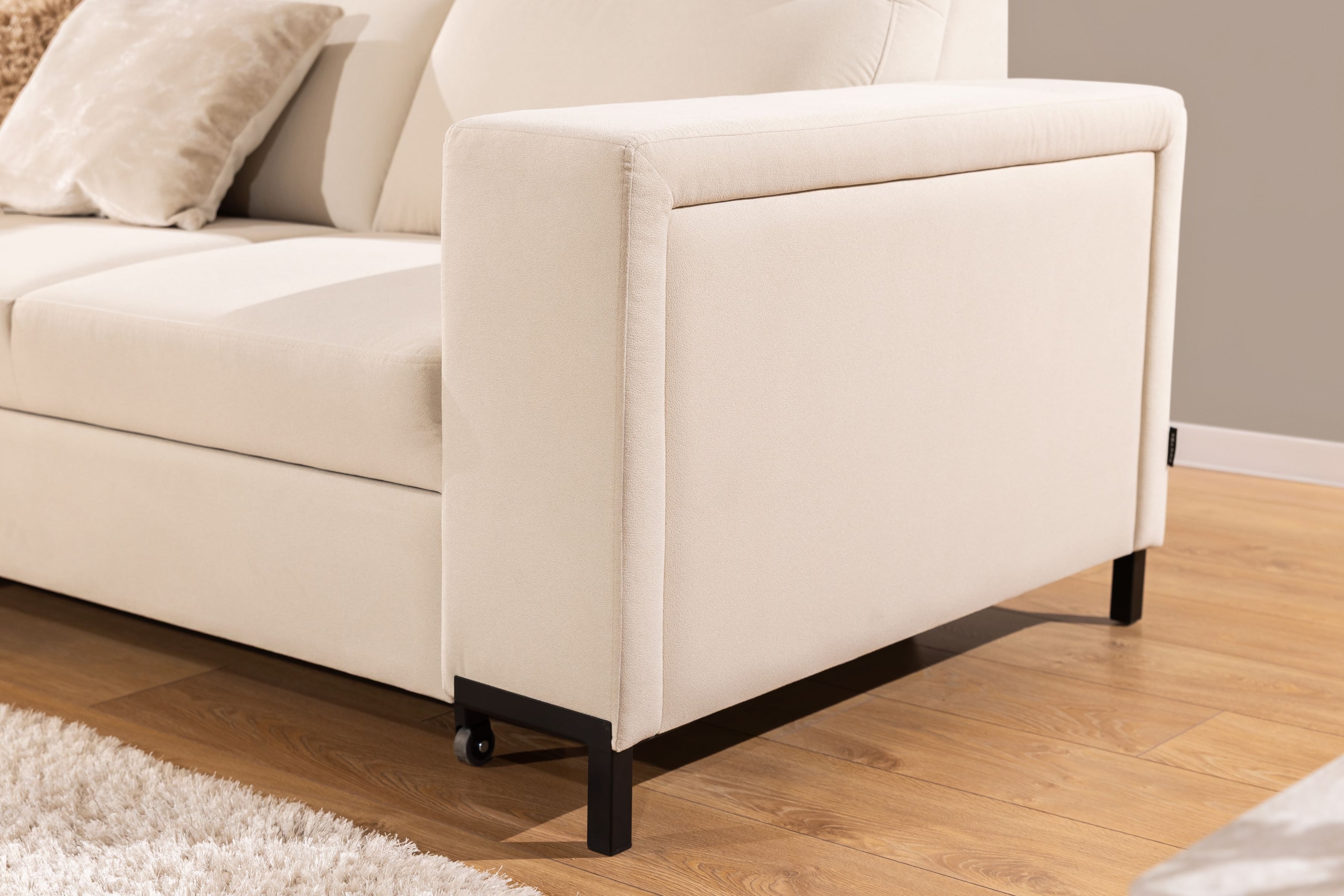 Rohová pohovka Loario L levostranná se širokým bokem - krémová látka Sand 03 Rohová sedací souprava Loario L levá z szerokim bokiem - Sand 03