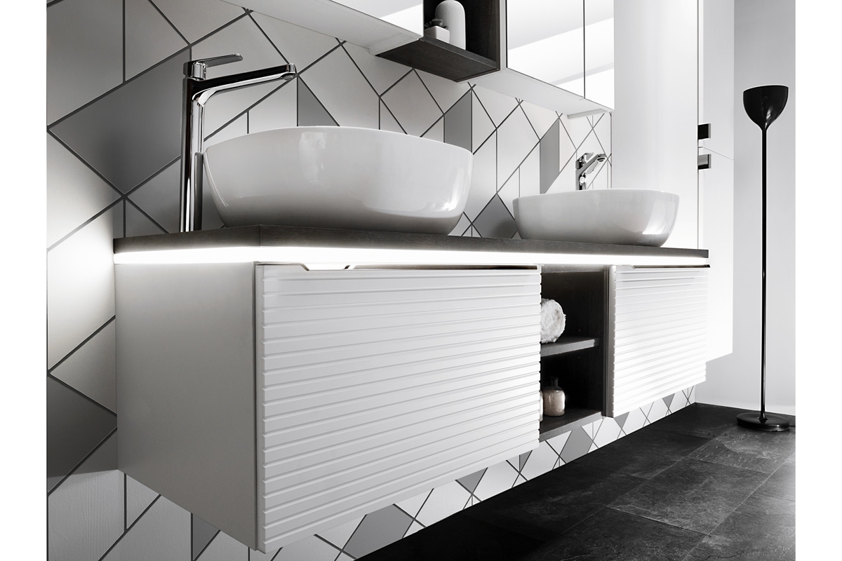 Skříňka závěsná pod umyvadlo Leonardo White 90 cm - Bílá aranžmá do moderní koupelny