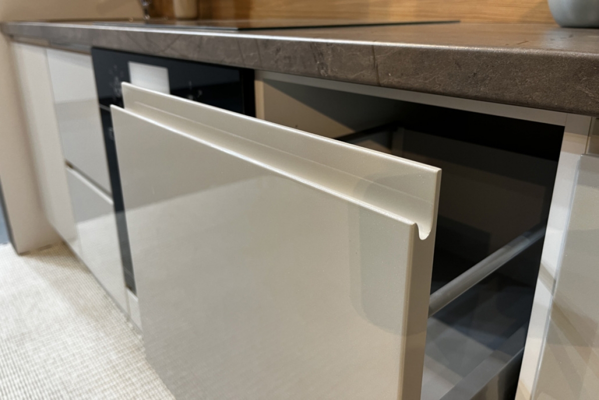 Závěsná kuchyňská skříňka Lamja W4/94 Lamja - přední část v barvě lakier kašmír lesk 