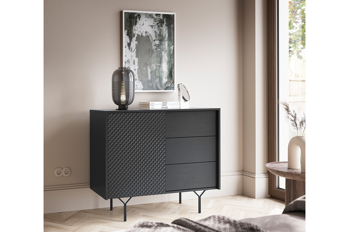 Komoda Ameis 97 cm s 3D čely - černý grafit Komoda s zásuvkami i frontem 3D Ameis 97 cm na kovové podstavě - Černý grafit  - aranzacja