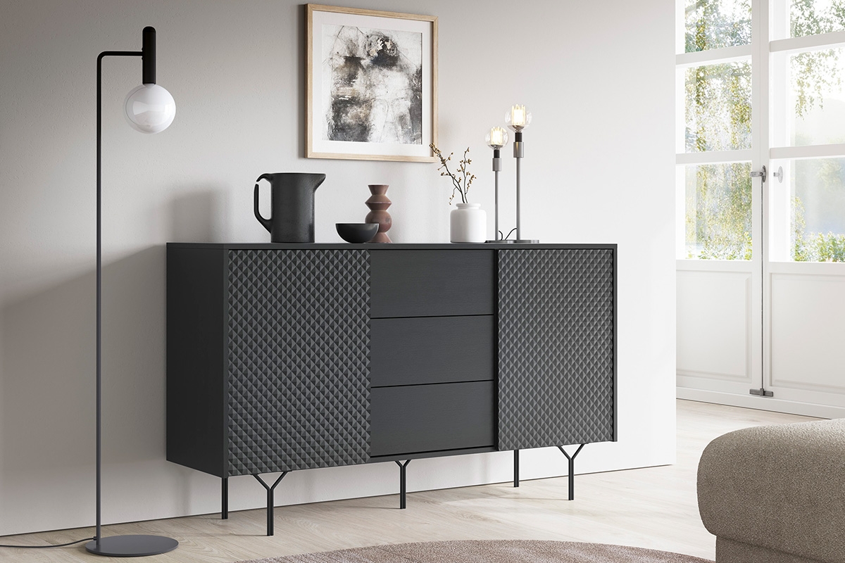 Komoda Ameis 144 cm s 3D čely - černý grafit Komoda dvoudveřová s zásuvkami i frontem 3D Ameis 144 cm - Černý grafit - aranzacja