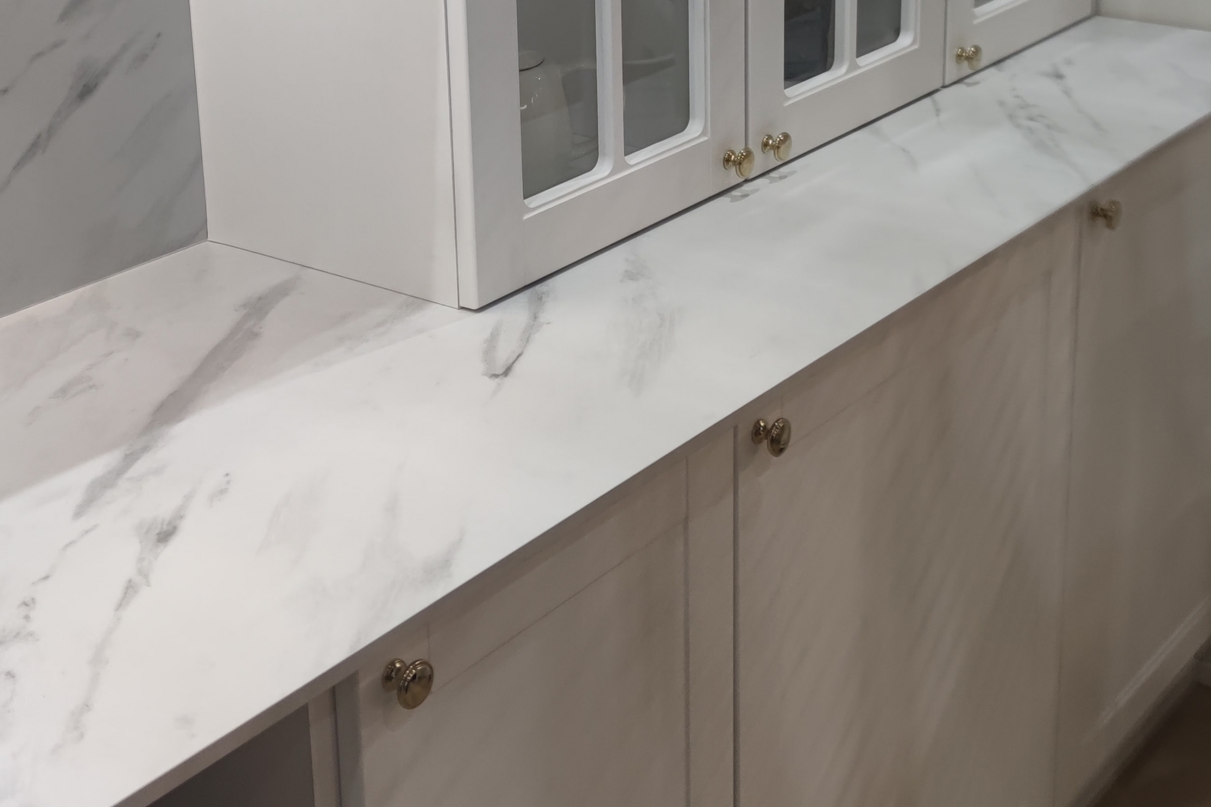 Kuchyňská pracovní deska Gala 1,3 cm - mramor bianco Deska mramor Bianco 13mm - Gala Nábytek