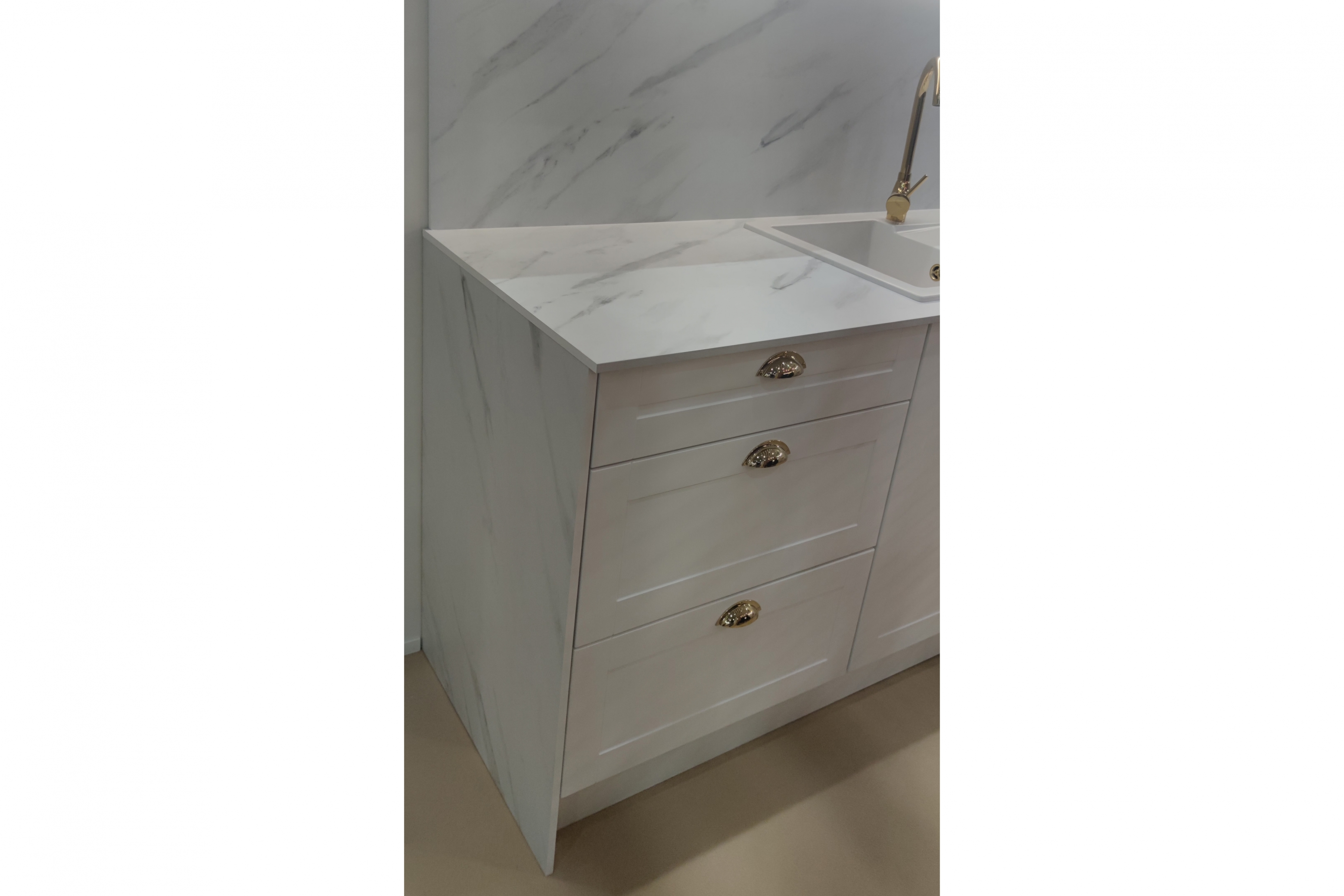 Kuchyňská pracovní deska Gala 1,3 cm - mramor bianco Deska mramor Bianco 13mm - Gala Nábytek