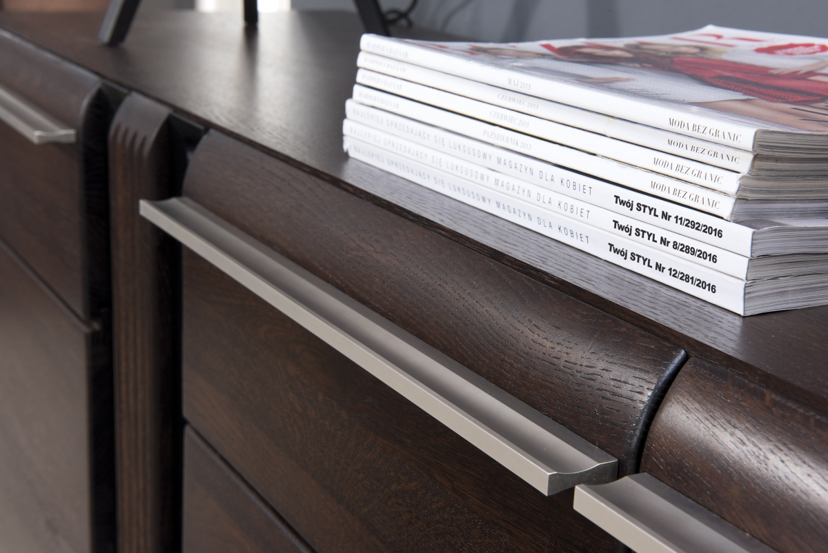 Kredenc Porti 45 - dub čokoládový dřevěná Komoda Porti 45 třídveřová 160 cm - dub czekoladowy