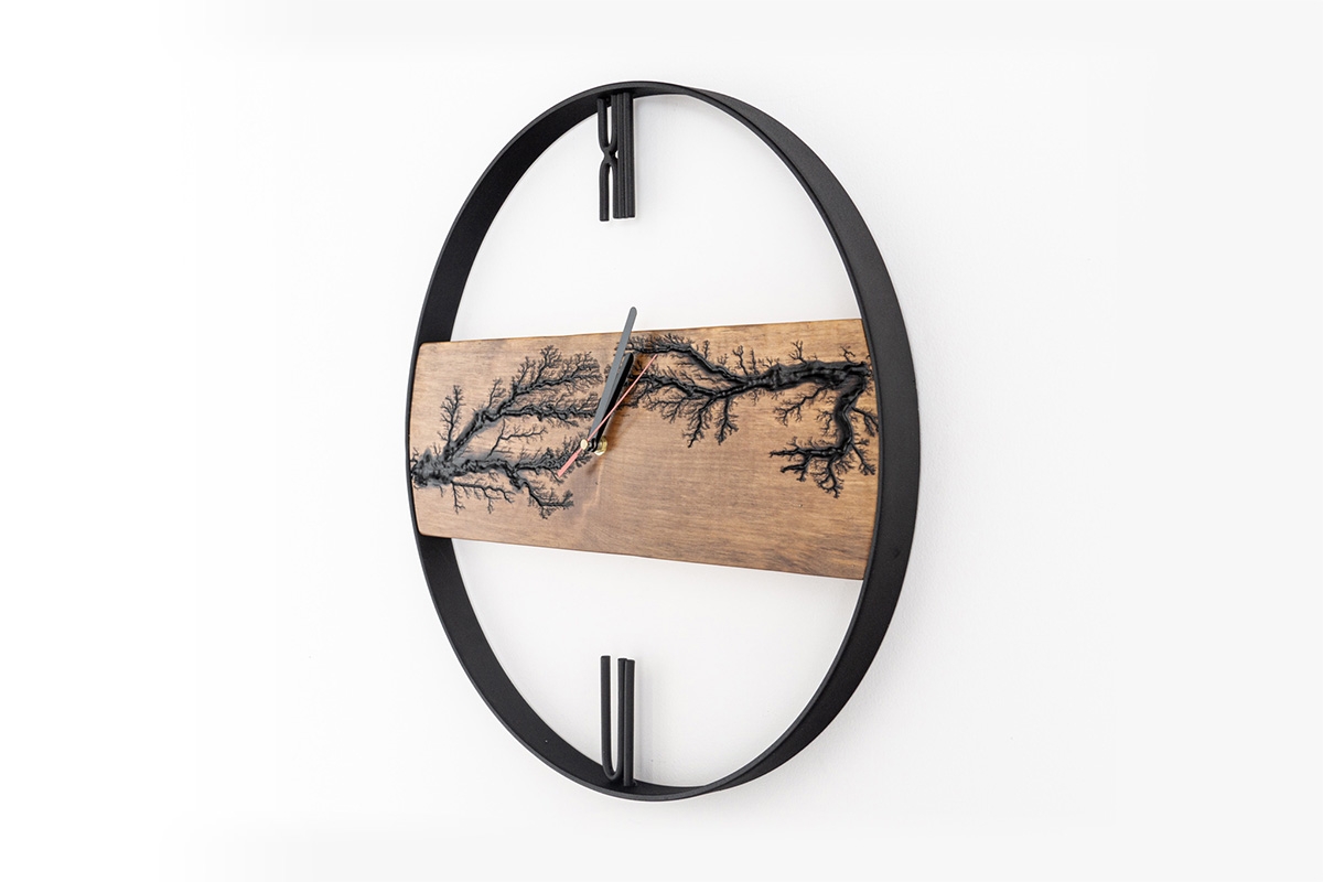 Dřevěné nástěnné hodiny Kayu 06 - olše / černá - 44 cm - loft styl Dřevěné nástěnné hodiny KAYU 06 Olše v Loft stylu