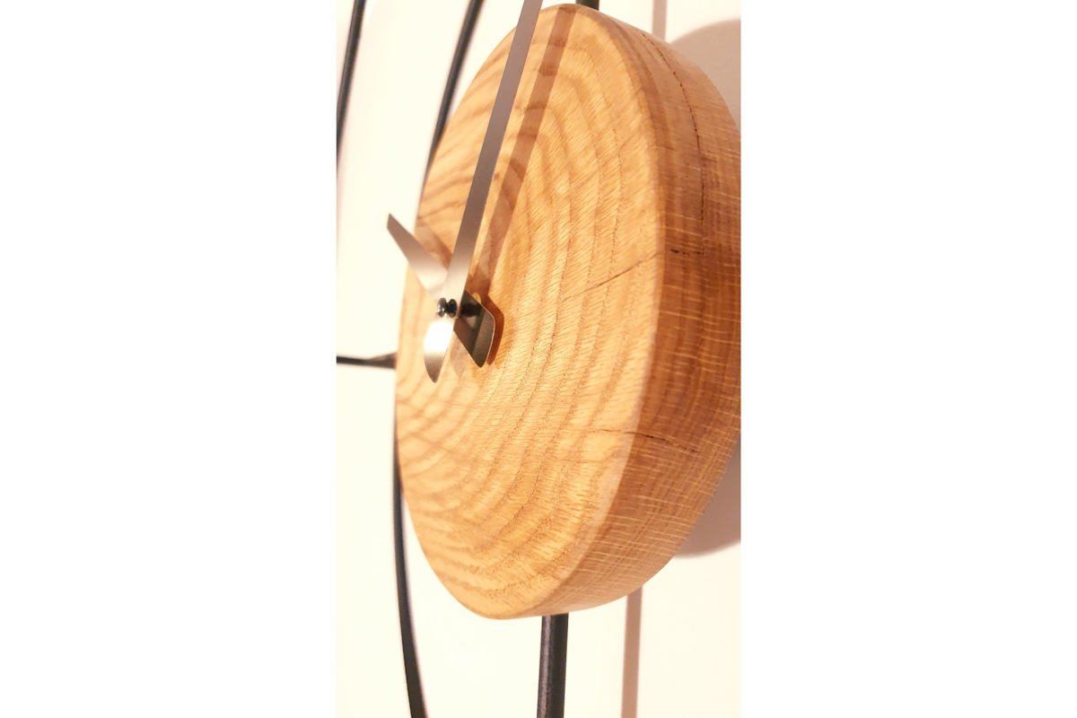 Ocelové nástěnné hodiny Kayu 14 75 cm - dub / černá Dřevěné nástěnné hodiny