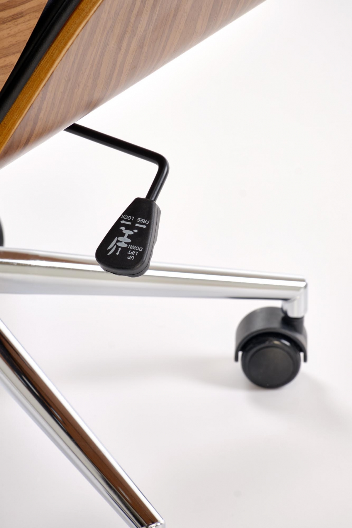 Kancelárska stolička Benaro - orech / čierna Kreslo kancelárske Benaro otočna - orech / čierny 