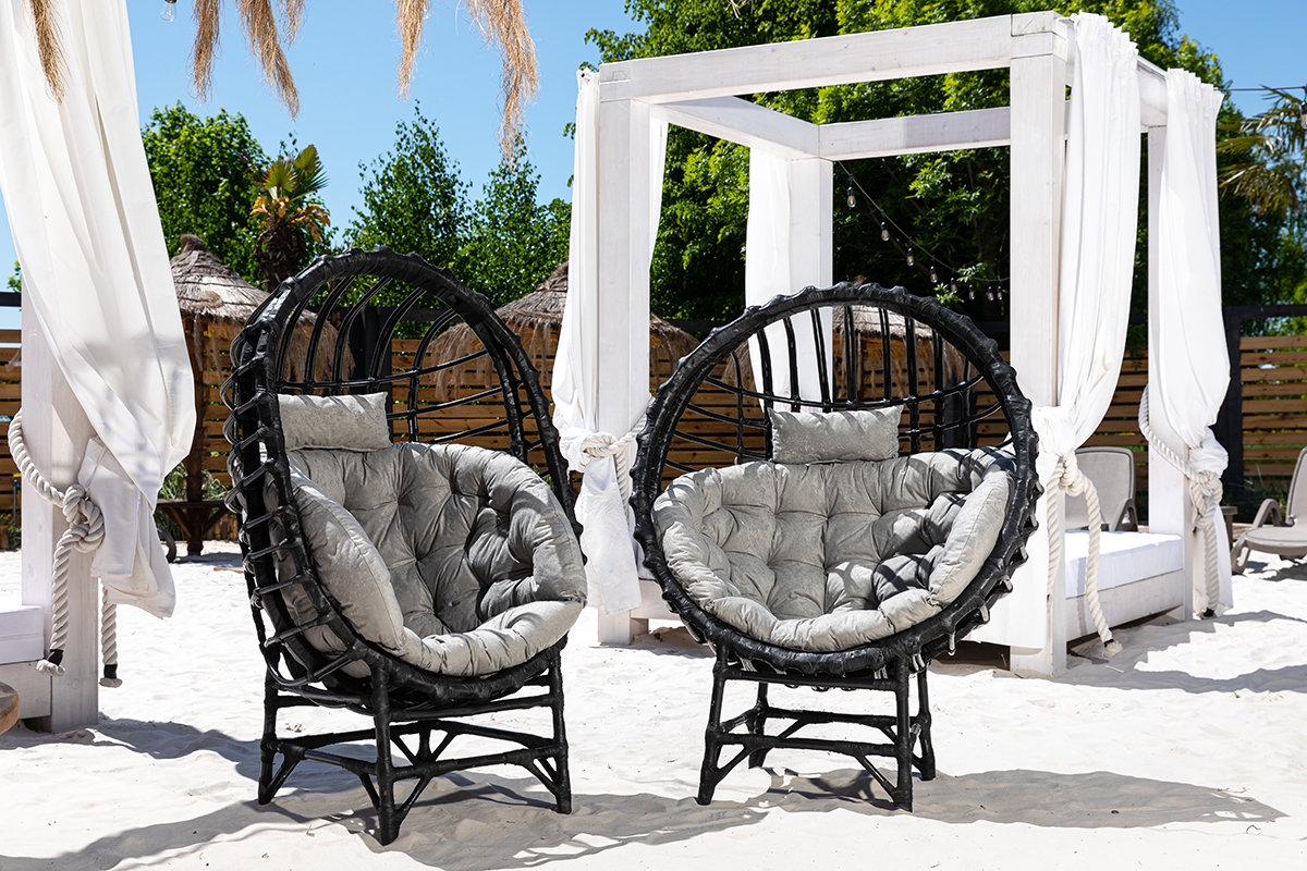 Proutěné křeslo Gardins I - černá Křeslo stojící proutěný kokon Gardins I - Černý - aranzacja z fotelem owalnym