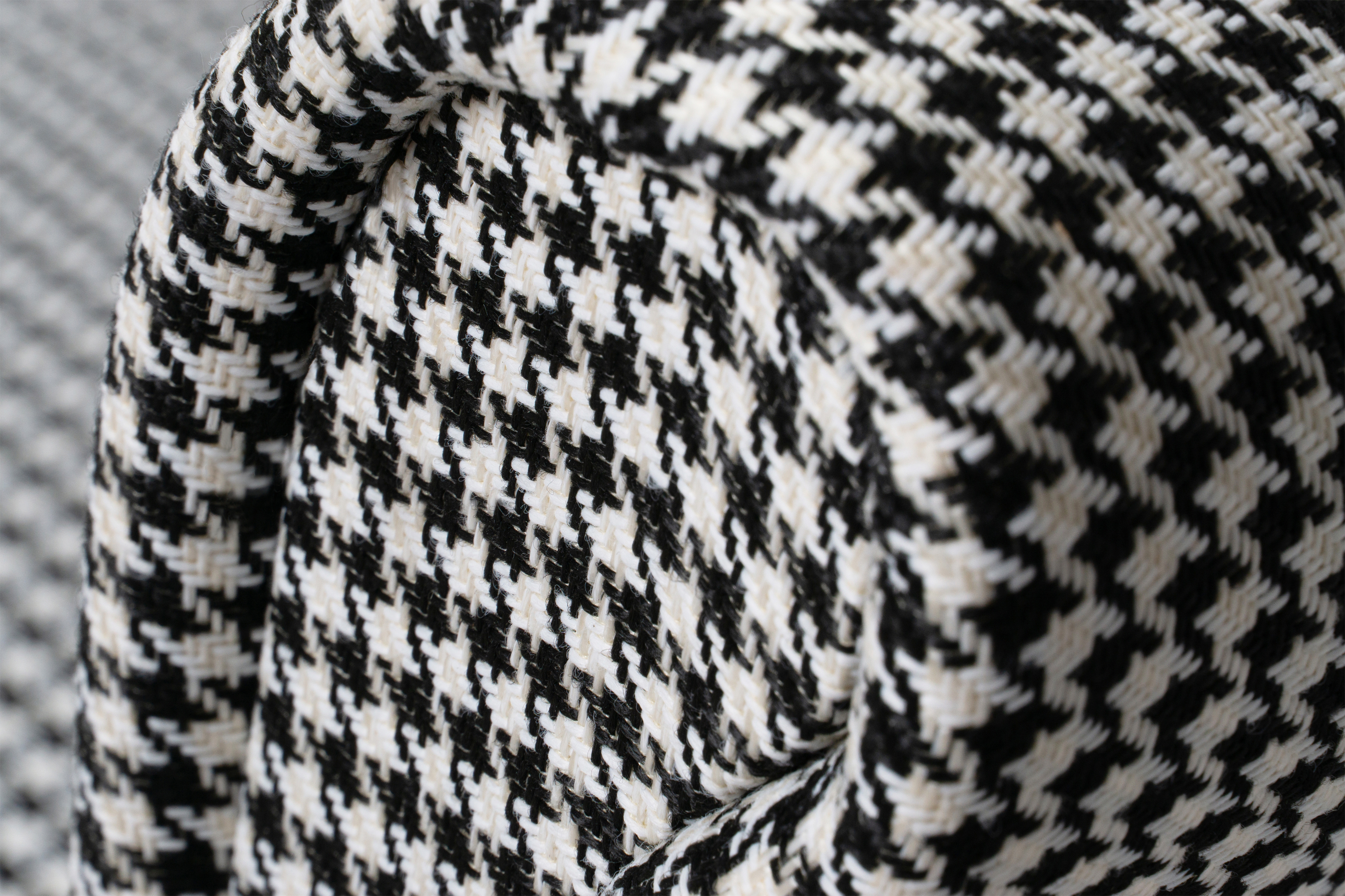 Křeslo ušák Vilano - vzor pepitka Kenia 700 / nohy buk Křeslo Ušák Vilano - wzor pepitka Kenia 700, Nohy buk 