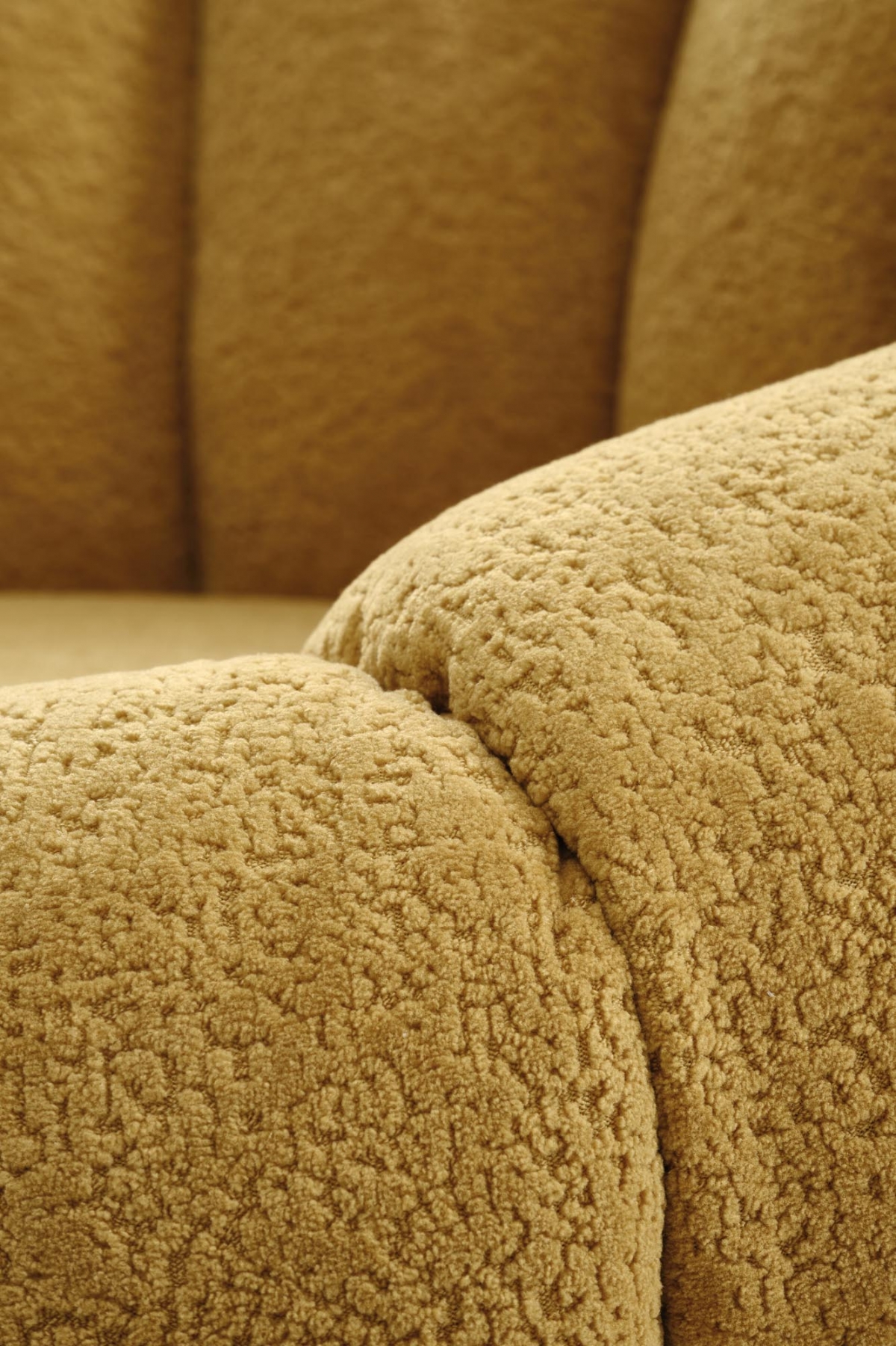 Čalouněné křeslo Pares - hořčicová boucle Křeslo čalouněná Pares - boucle hořčice 