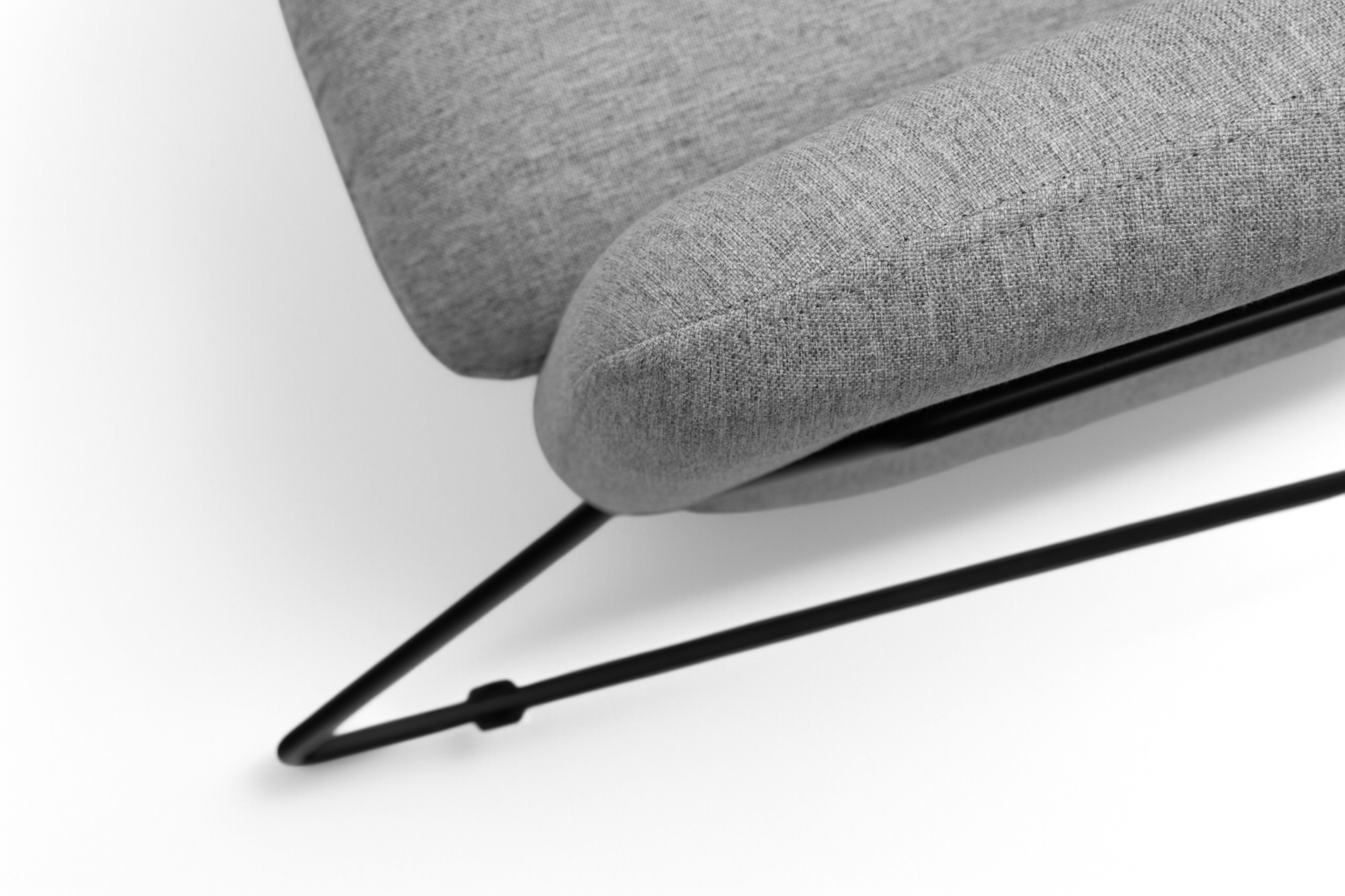 Dizajnové kreslo Pelinio - svetlošedá / čierna Kreslo odpočinkové Pelinio - svetlý popol / čierny nožičky