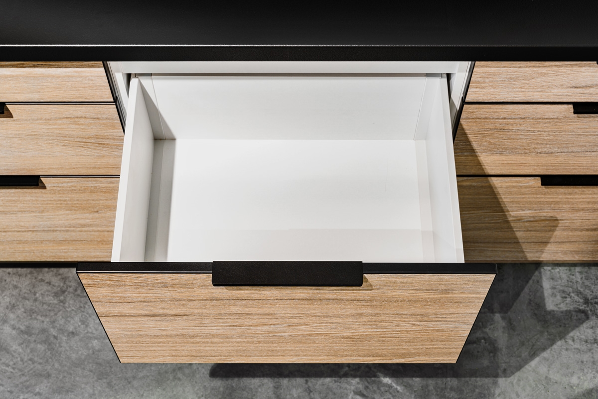 KAMMONO DSS55/3 - dolná skrinka so zásuvkami Starmotion - P2 i K2 BLACK zásuvka kammono 