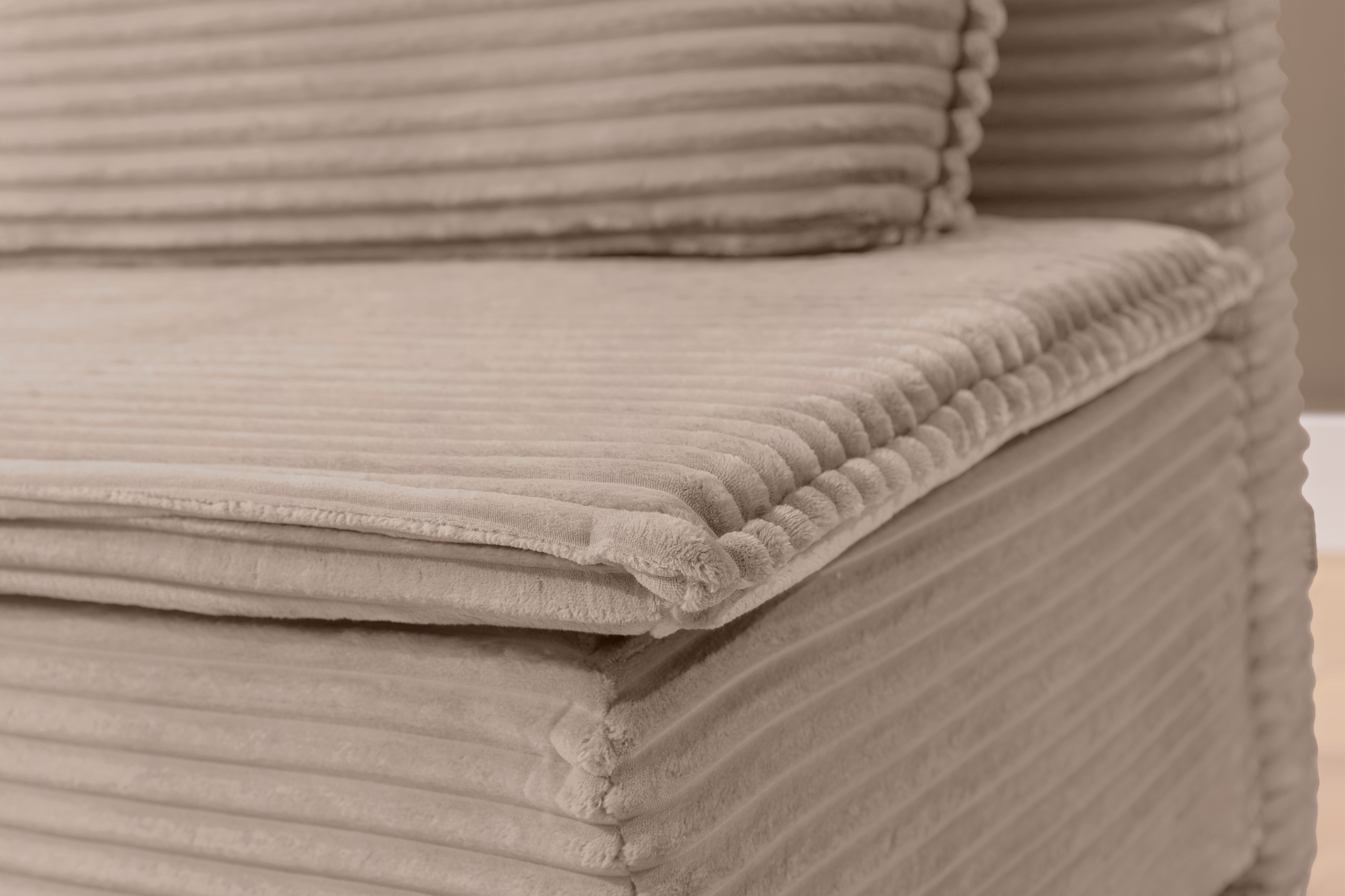 Pohovka rozkladana Firioza S vnútorným úložným priestorom- béžový plusz Tilia 17 Pohovka rozkladana Firioza S vnútorným úložným priestorom- béžový plusz Tilia 17