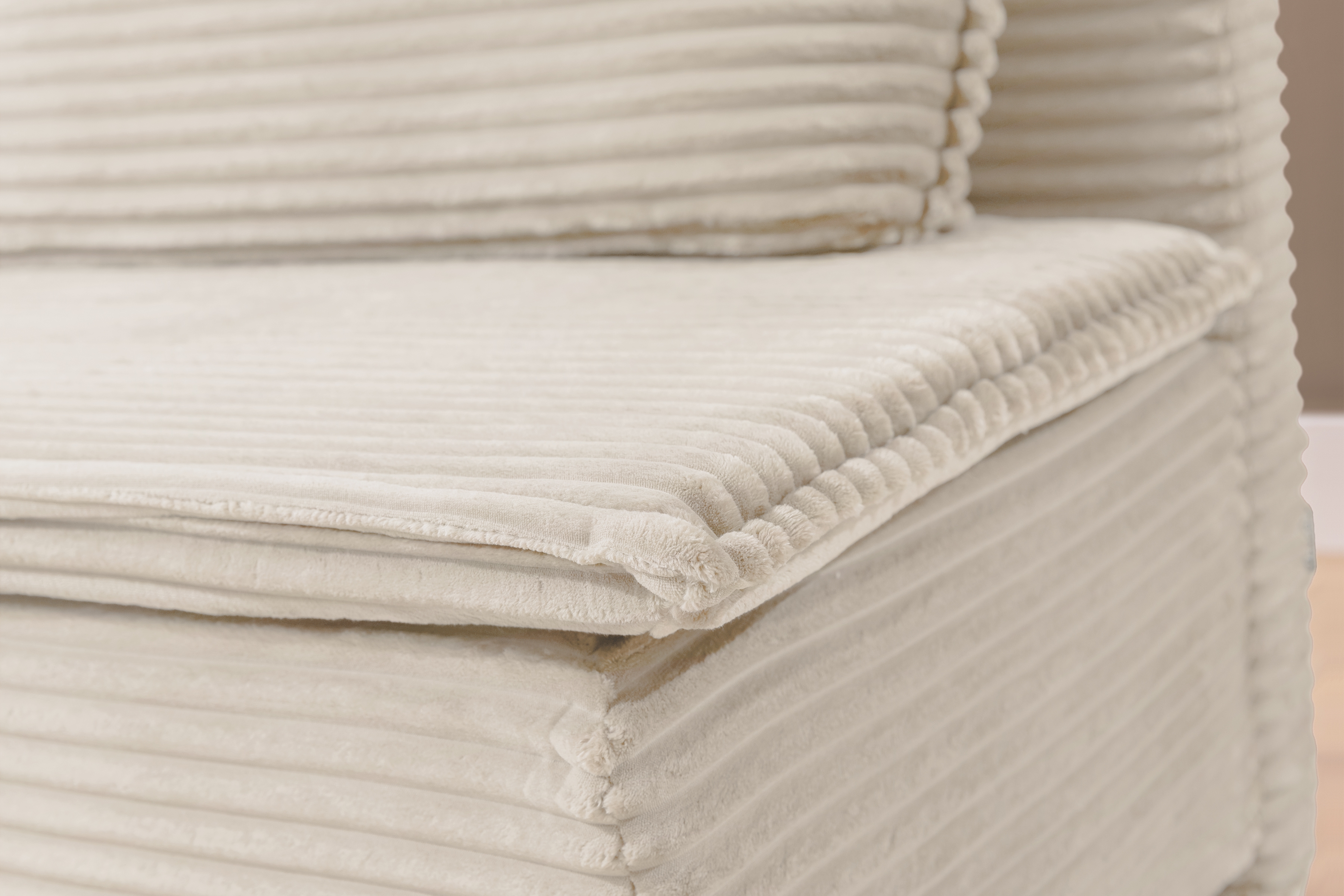 Pohovka rozkladana Firioza S vnútorným úložným priestorom- béžový plusz Tilia 03 Pohovka rozkladana Firioza S vnútorným úložným priestorom- ecru plusz Tilia 03