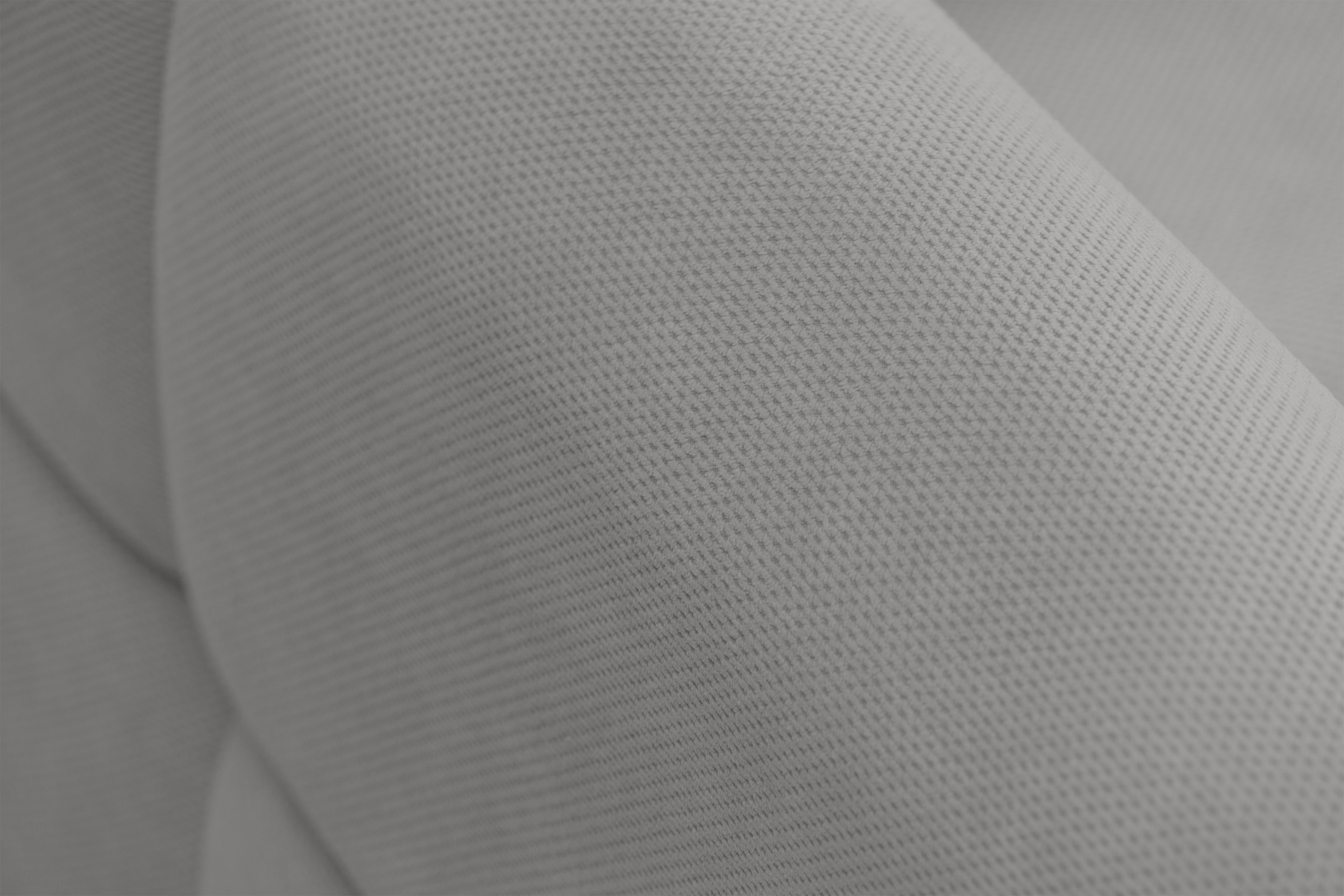 Rozkladacia pohovka Fitelia s úložným priestorom – popolavý plyš Pretty 16 / bukové nožičky Pohovka rozkladana Fitelia S vnútorným úložným priestorom- Popolový plusz Pretty 16 / buk 