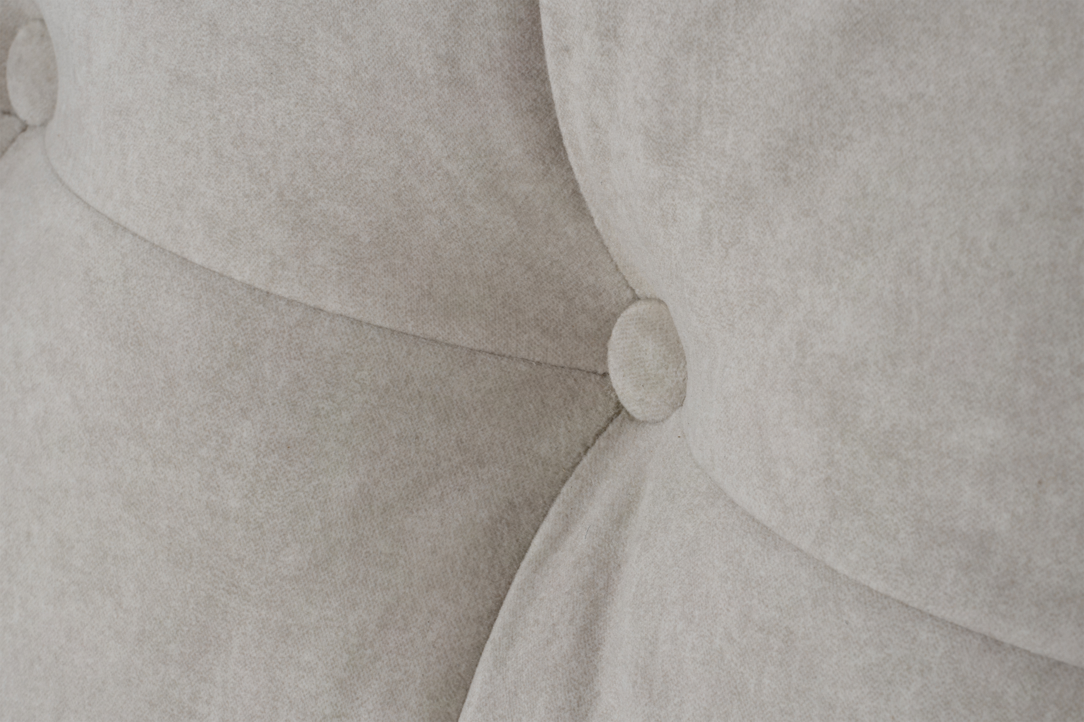 Rozkladacia trojpohovka Romano - béžový zamat Cloud 03 / buk Pohovka rozkladana trojmiestna Romano - béžový welwet Cloud 03 / nožičky buk