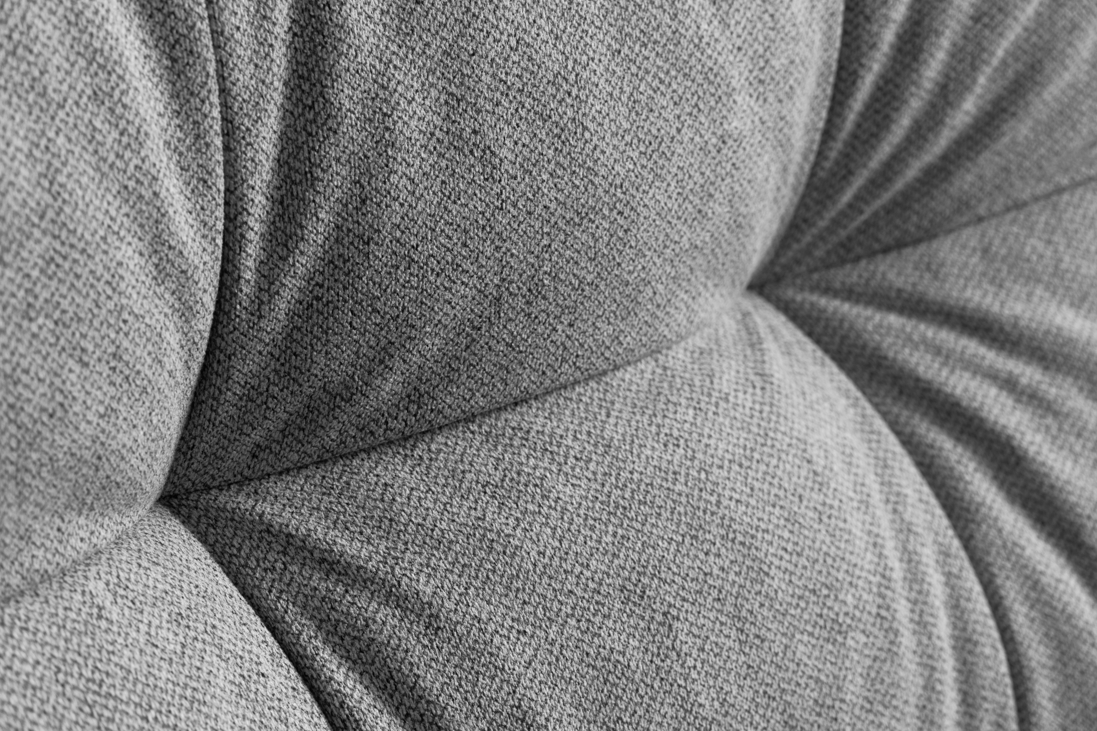 Trojmiestna rozkladacia pohovka Romano – sivá pletená látka Gemma 86 / bukové nožičky Pohovka rozkladana trojmiestna Romano - šedá plecionka Gemma 86 / buk