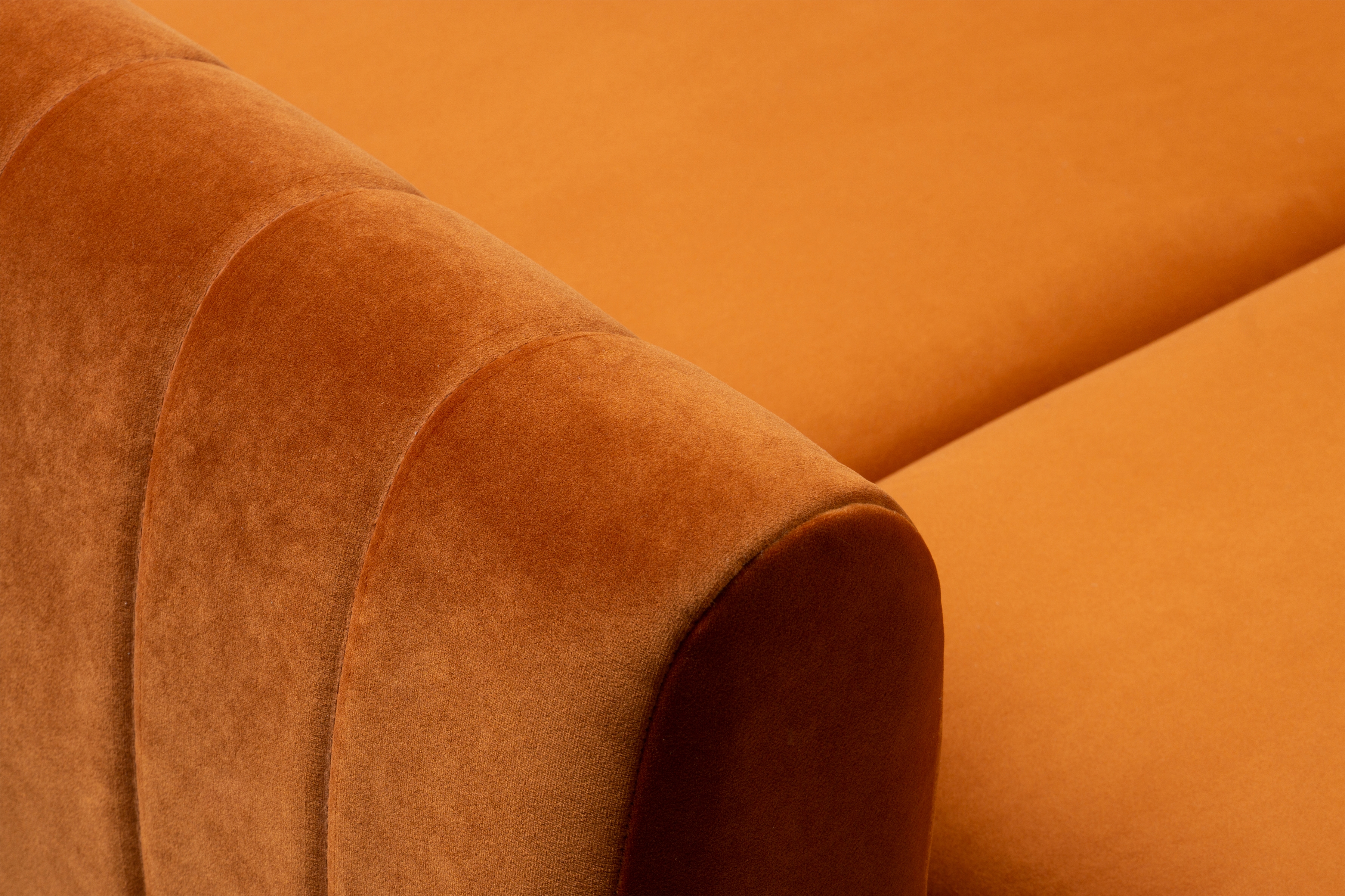 Rozkladacia pohovka Mozar II s úložným priestorom - červený hydrofóbny zamat Salvador 14 / čierne nožičky Pohovka rozkladana s úložným priestorom Mozar II - rydy zamat hydrofobowy Salvador 14 / nožičky čierny  