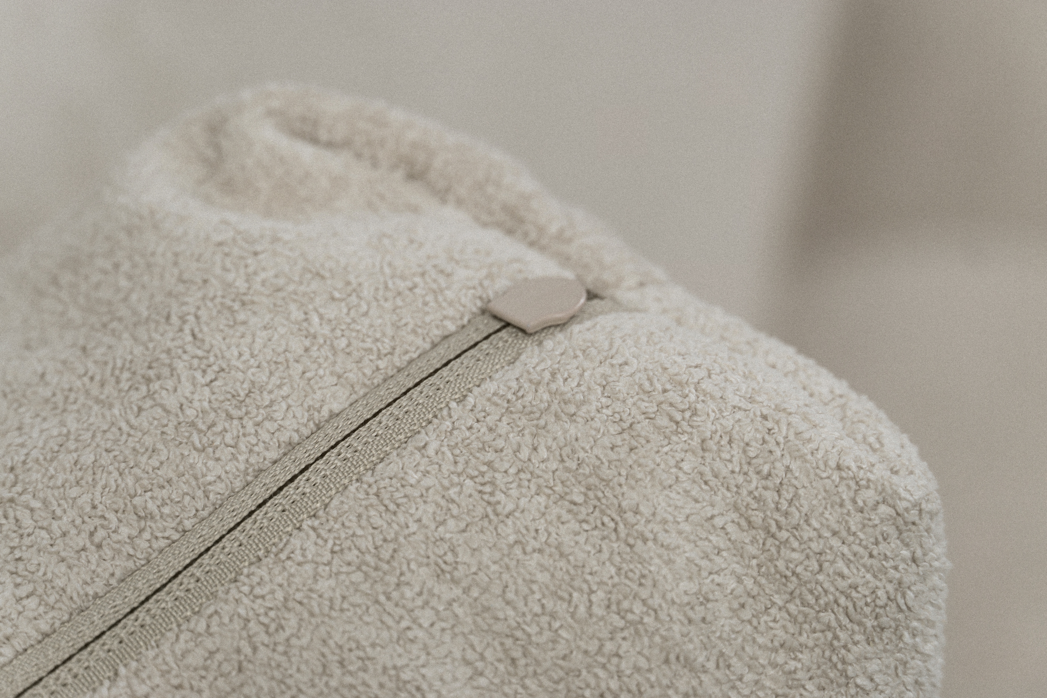 Rozkladacia pohovka Tuko s úložným priestorom – béžová pletenina Freya 210.03 Pohovka Tuko rozkladana S vnútorným úložným priestorom- Béžová boucle Freya 210.03