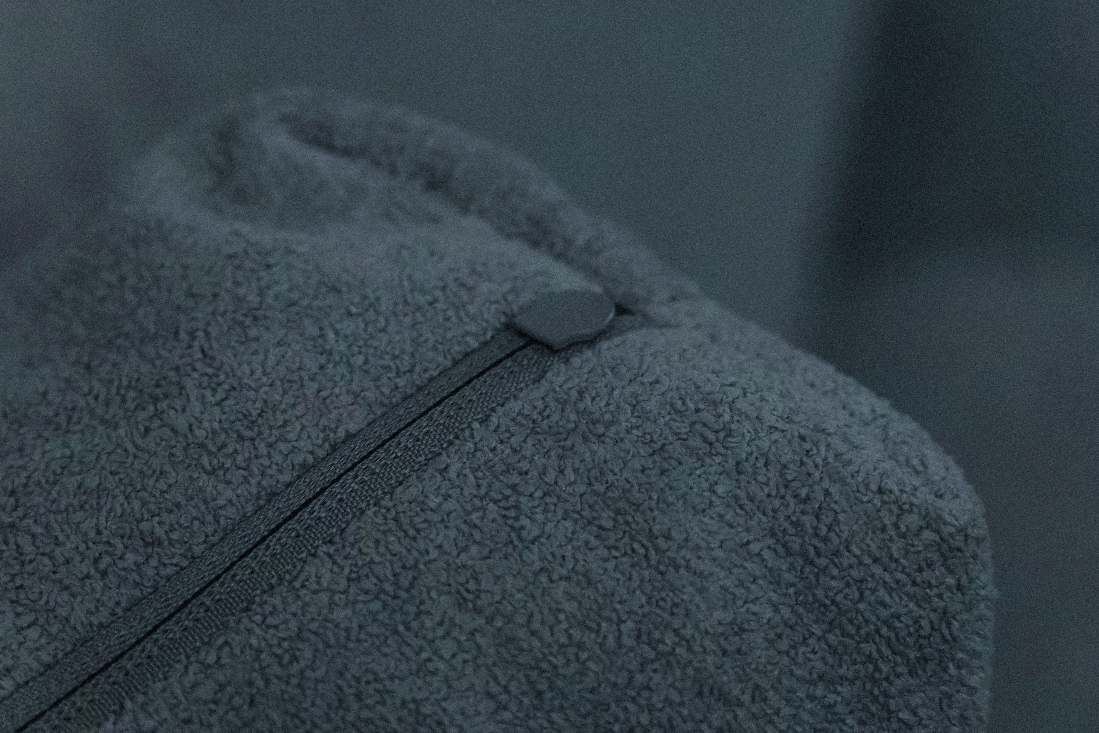 Rozkladacia pohovka Tuko s úložným priestorom – tmavomodrá pletenina Freya 210-28 Pohovka Tuko rozkladana S vnútorným úložným priestorom- námornícka modrá dzianina Freya 210-28