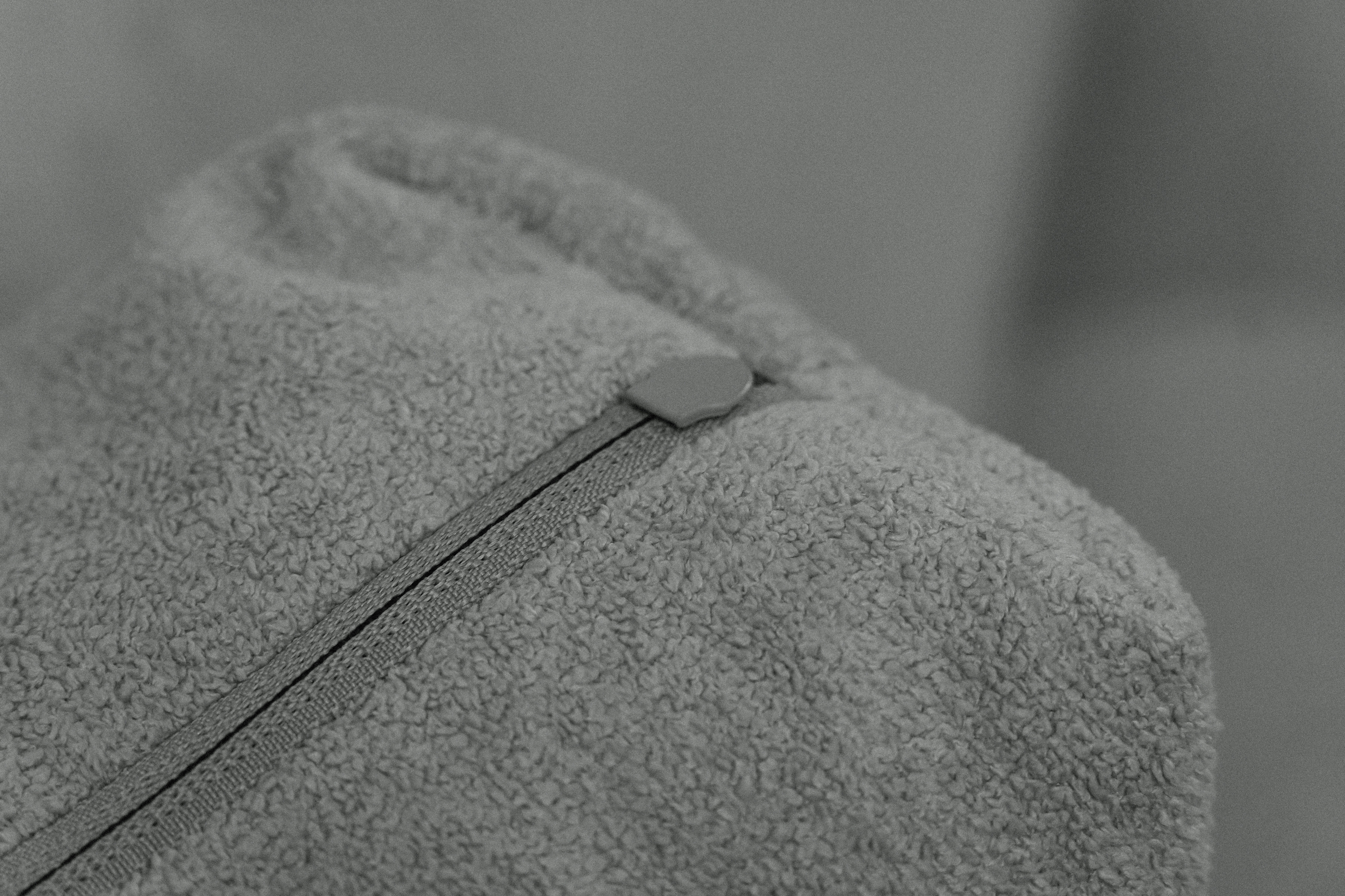 Rozkladacia pohovka Tuko s úložným priestorom – sivá pletenina Freya 210.21 Pohovka Tuko rozkladana S vnútorným úložným priestorom- šedá boucle Freya 210.21