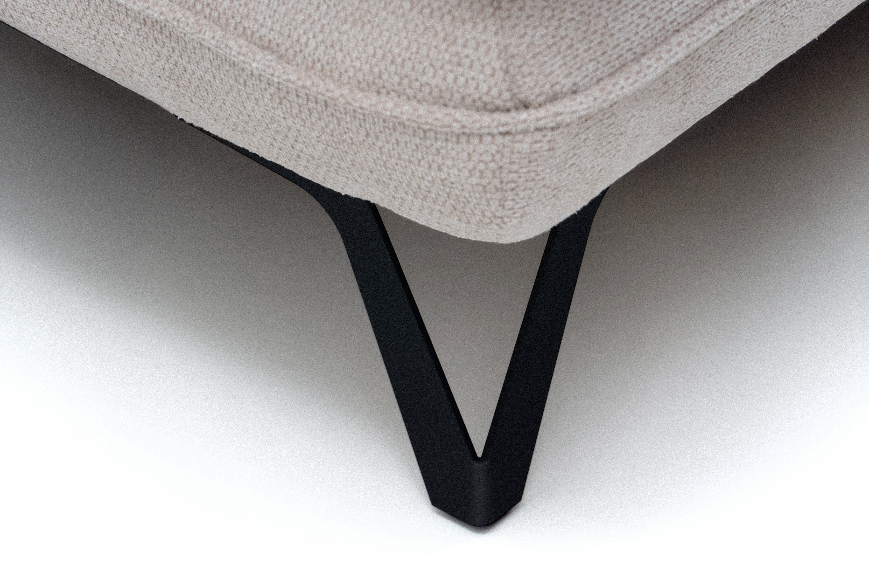 Rozkládací pohovka s úložným prostorem Dori s funkcí spaní - béžová tkanina Aragon 03 Pohovka rozkládací Dori rozkladana s úložným prostorem- béžová plecionka Aragon 03