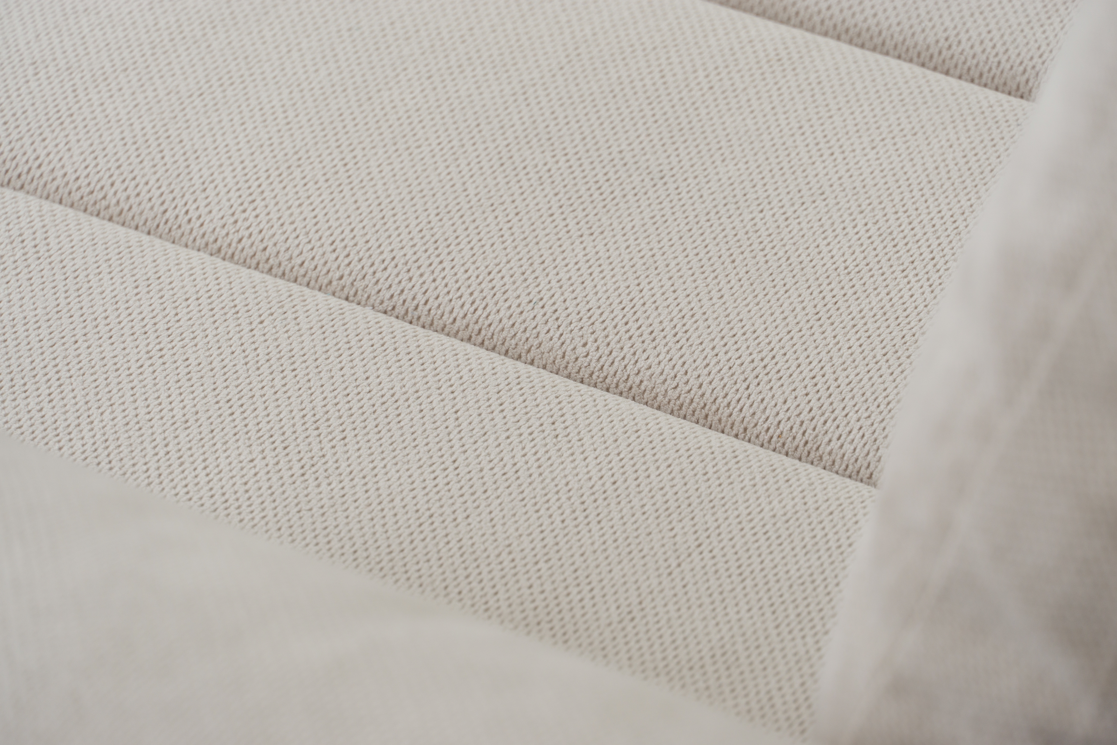 Rozkladacia pohovka s úložným priestorom Neli s funkciou spania - béžový plyš Pretty 03 Pohovka s funkciou spánku Neli rozkladana S vnútorným úložným priestorom- béžový plusz Pretty 03