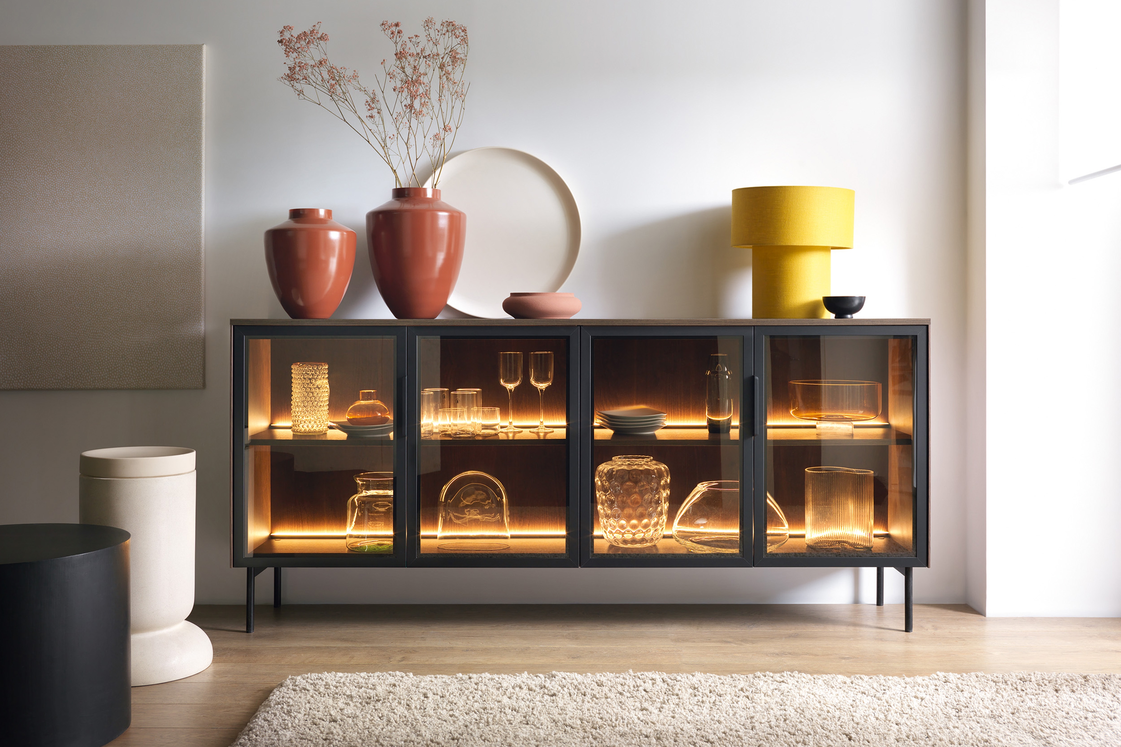 Komoda Auri 181 cm s osvetlením - dub dunin / čierna Komoda Auri 181 cm s osvetlením - Dub dunin / Čierny