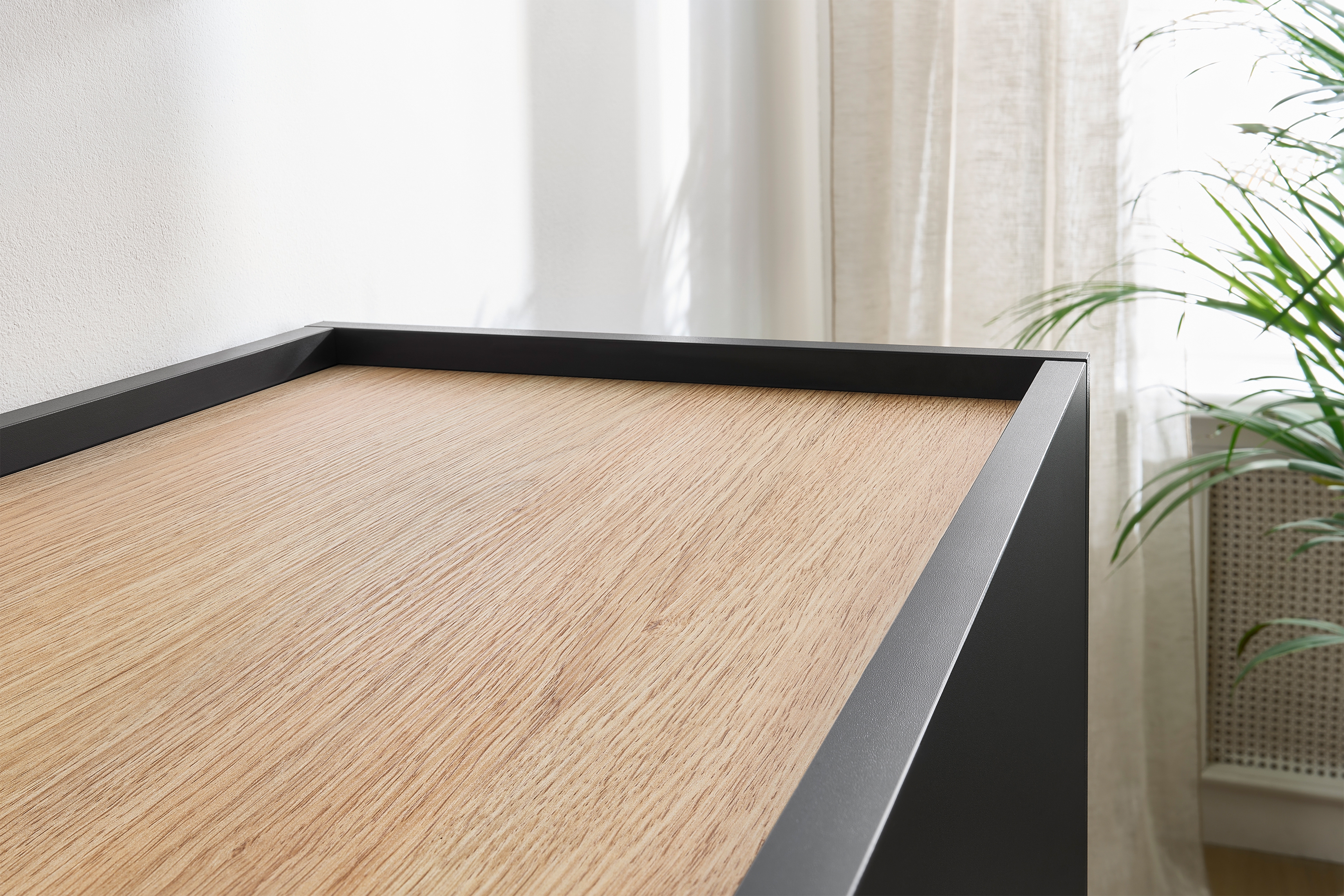 Komoda Desin 120 cm - čierny mat / dub nagano Komoda Desin 120 cm z metalowymi nogami - Čierny mat / Dub nagano