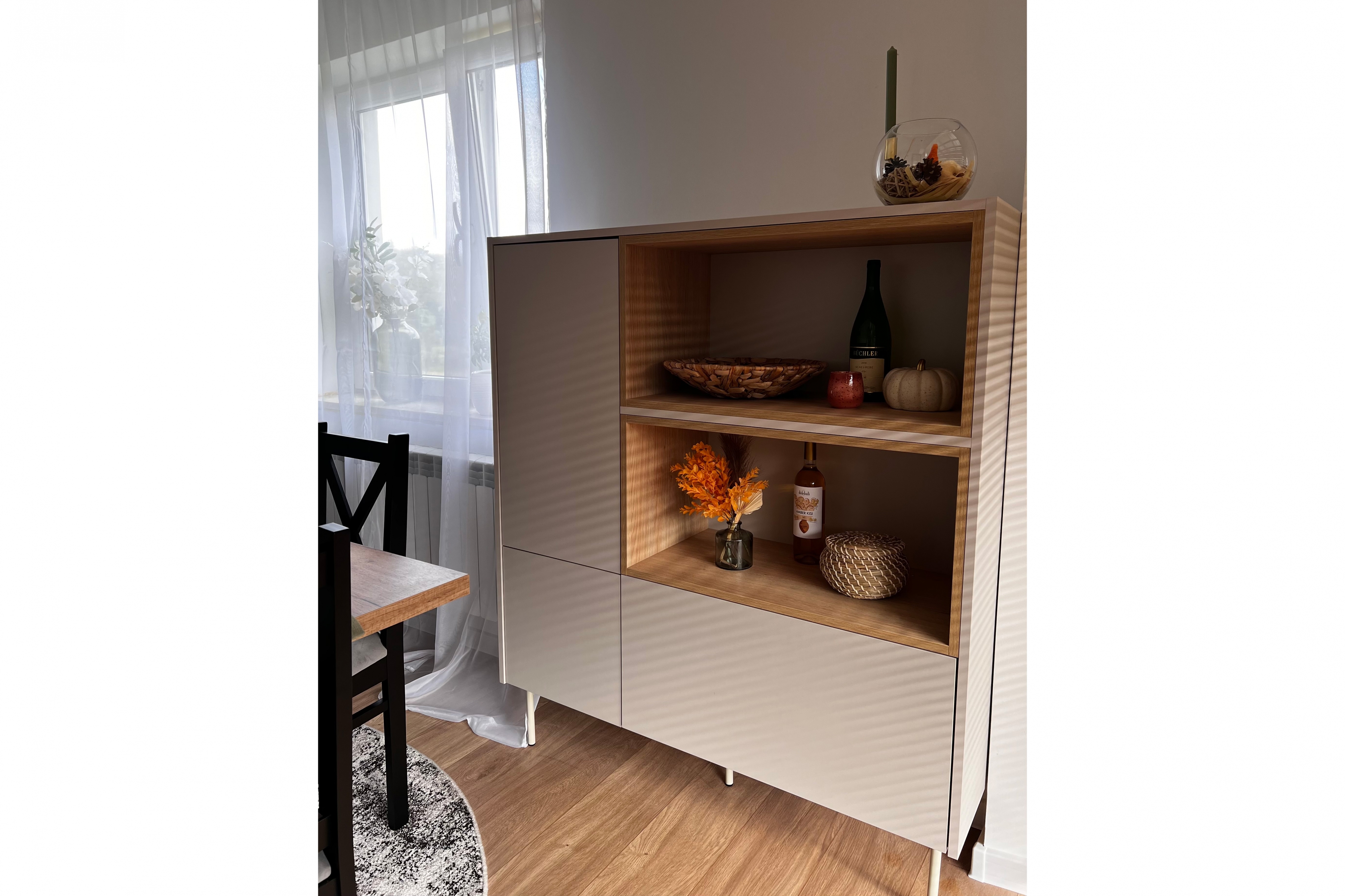 Vysoká komoda Desin 120 cm s otvorenými policami - kašmírová / dub nagano Komoda Desin 120 cm z wnekami i szuflada - kašmír / Dub nagano