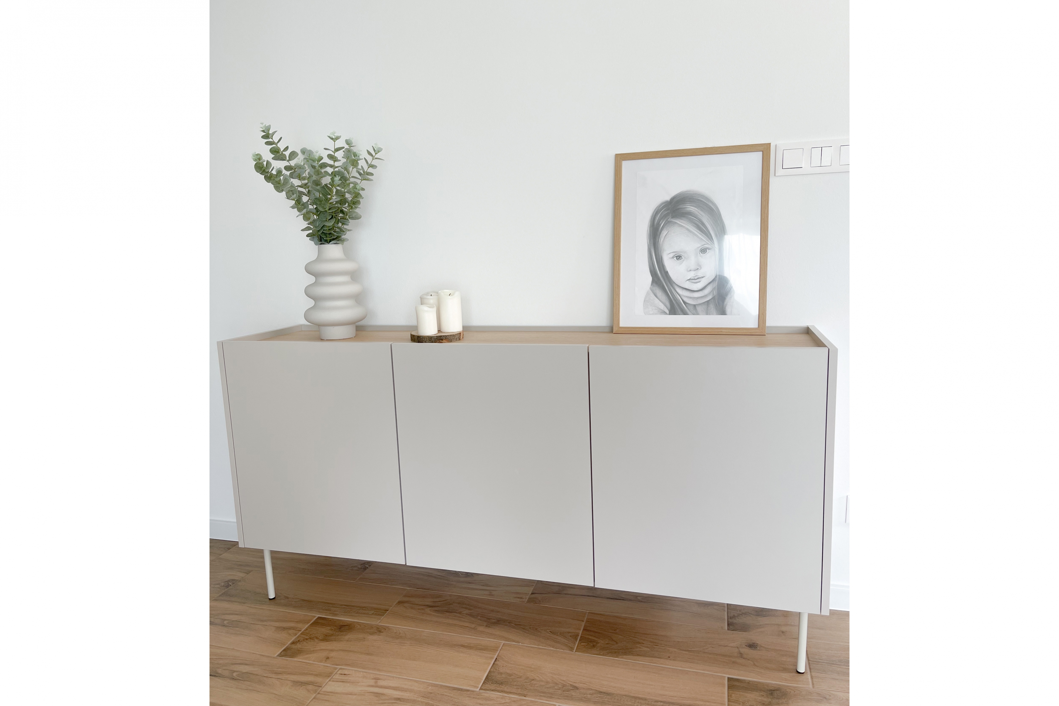 Komoda Desin 170 cm so 4 ukrytými zásuvkami - kašmírová / dub nagano Komoda Desin 170 cm z 4 ukrytymi zásuvkami i metalowymi nogami - kašmír / Dub nagano