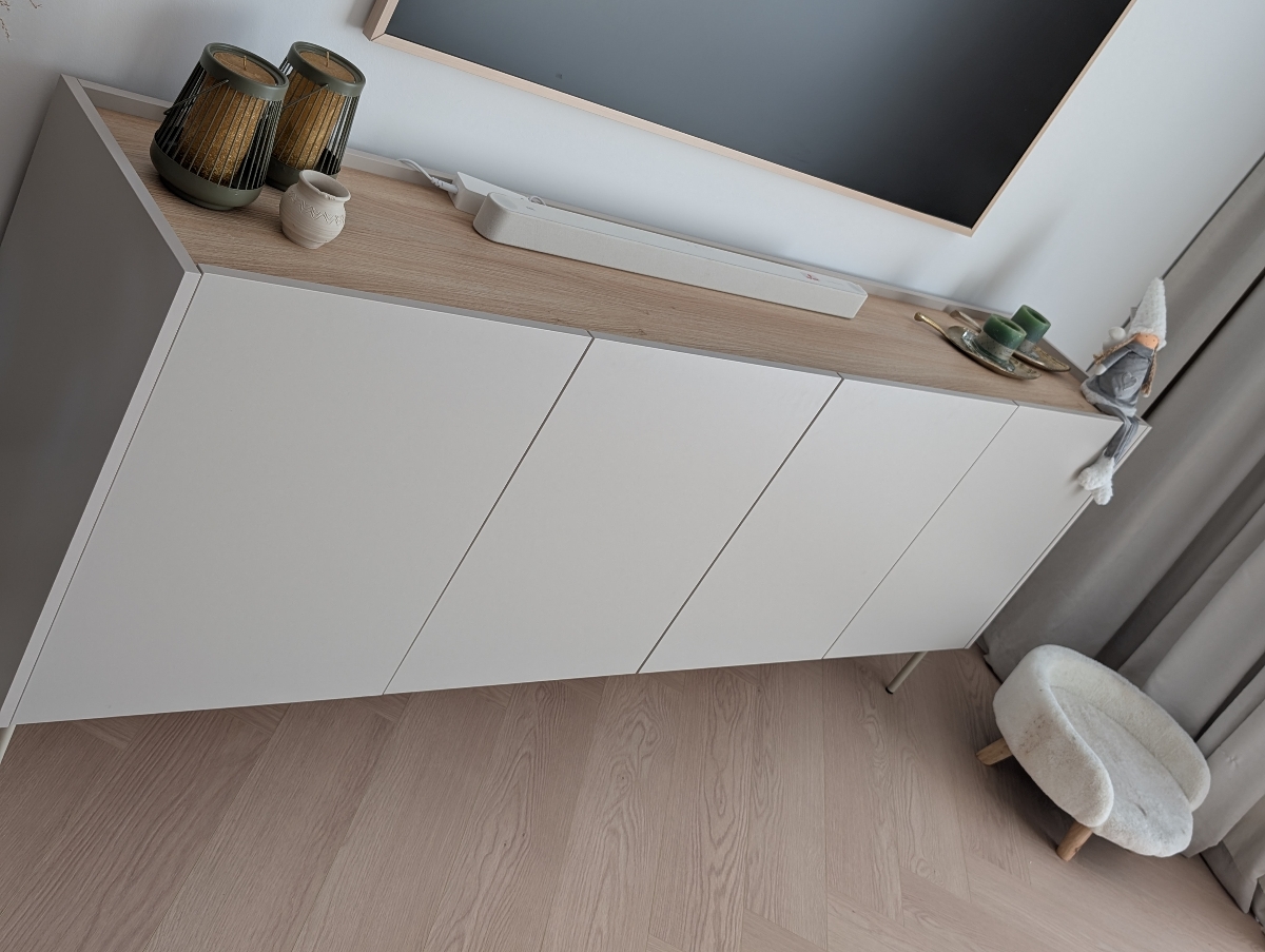 Komoda Desin 220 cm so 4 ukrytými zásuvkami - kašmírová / dub nagano Komoda Desin 220 cm z 4 ukrytymi zásuvkami - kašmír / Dub nagano