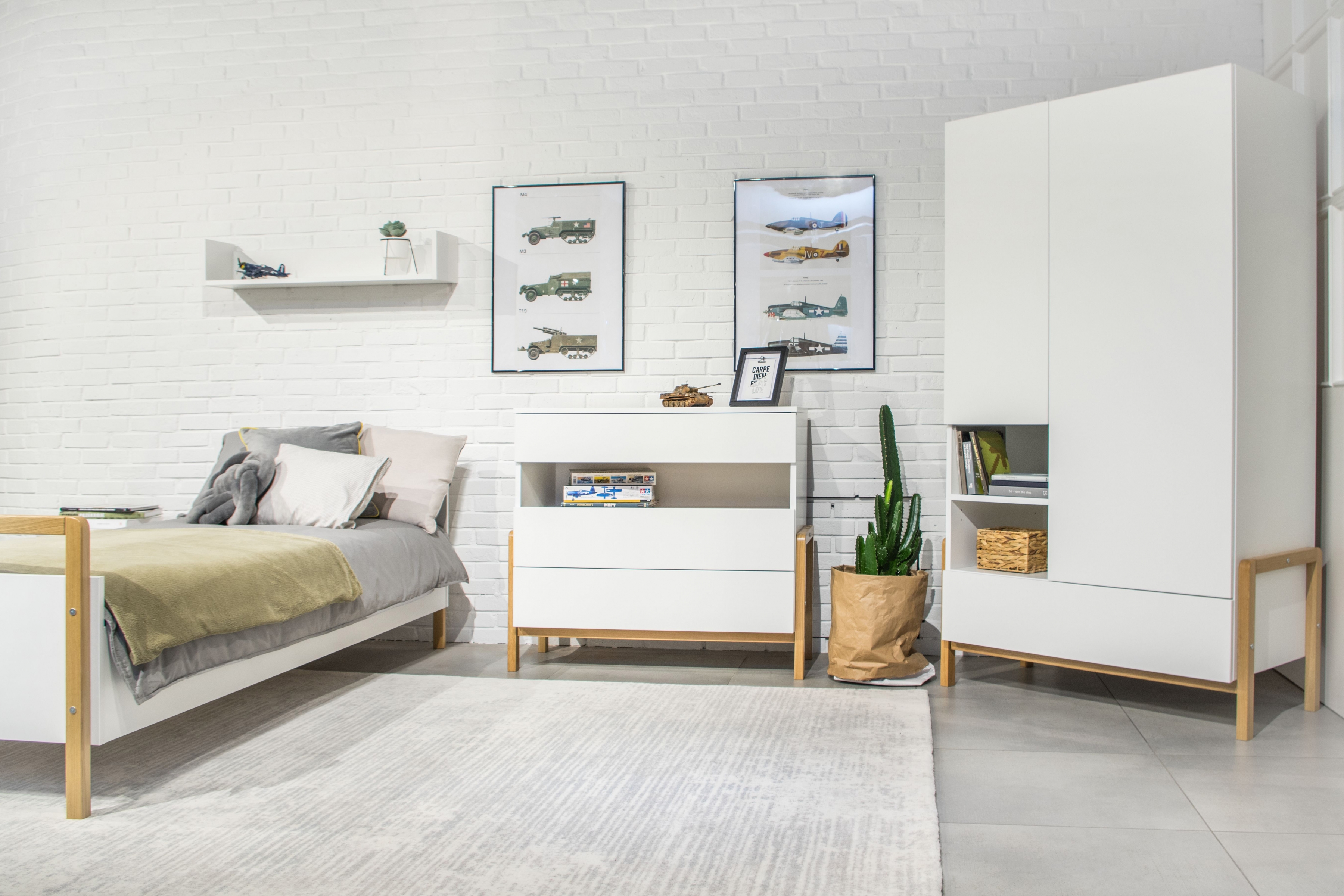 Dětská komoda Silia 94 cm se zásuvkami - alpská bílá / dub Komoda dziecieca Silia 94 cm se zásuvkami - bílá alpská / dub